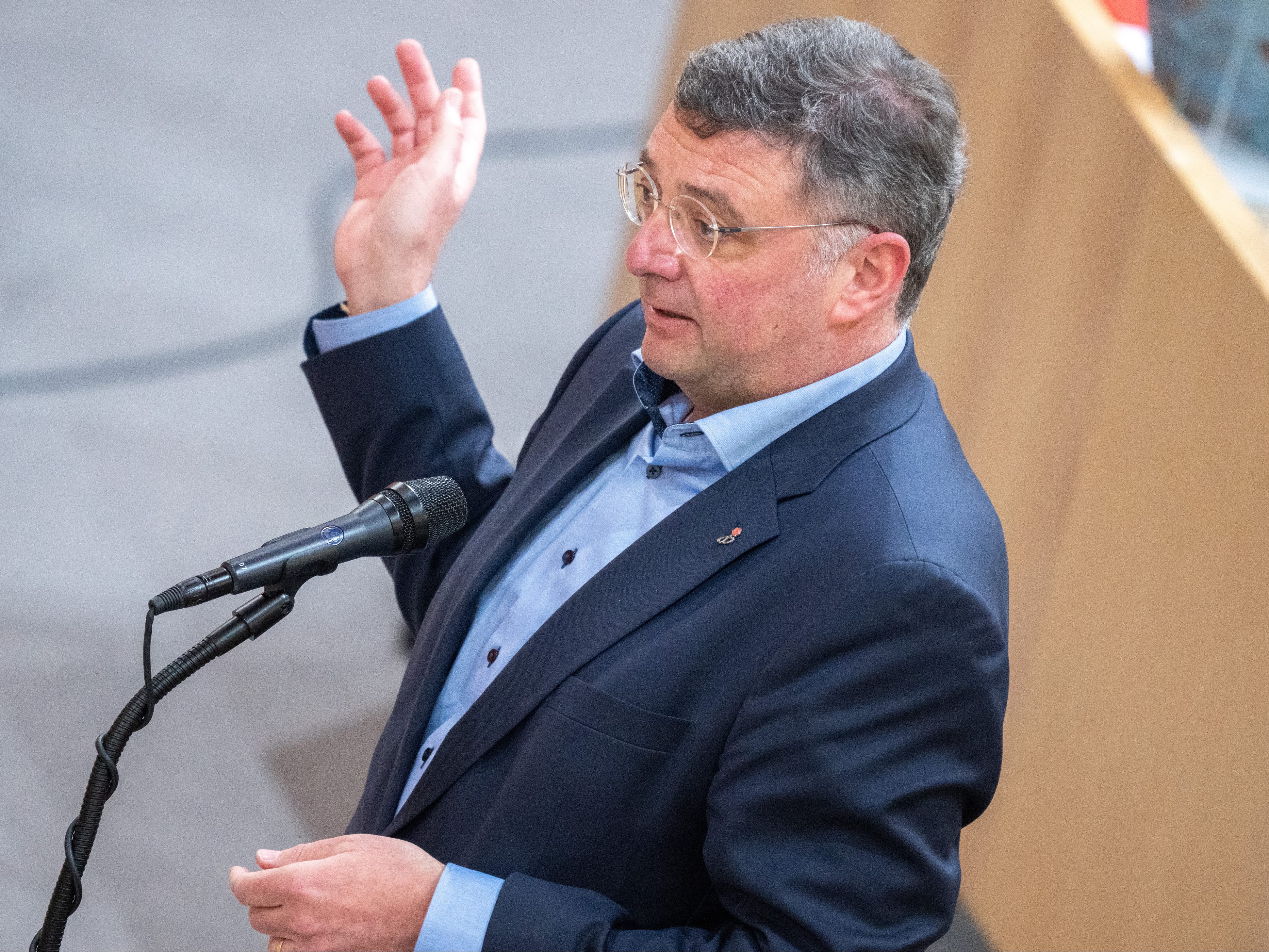 SPÖ-Vizeklubchef Jörg Leichtfried kritisierte den späten Zeitpunkt des Strompreisdeckels. SPÖ-Vizeklubchef Jörg Leichtfried kritisierte den späten Zeitpunkt des Strompreisdeckels.