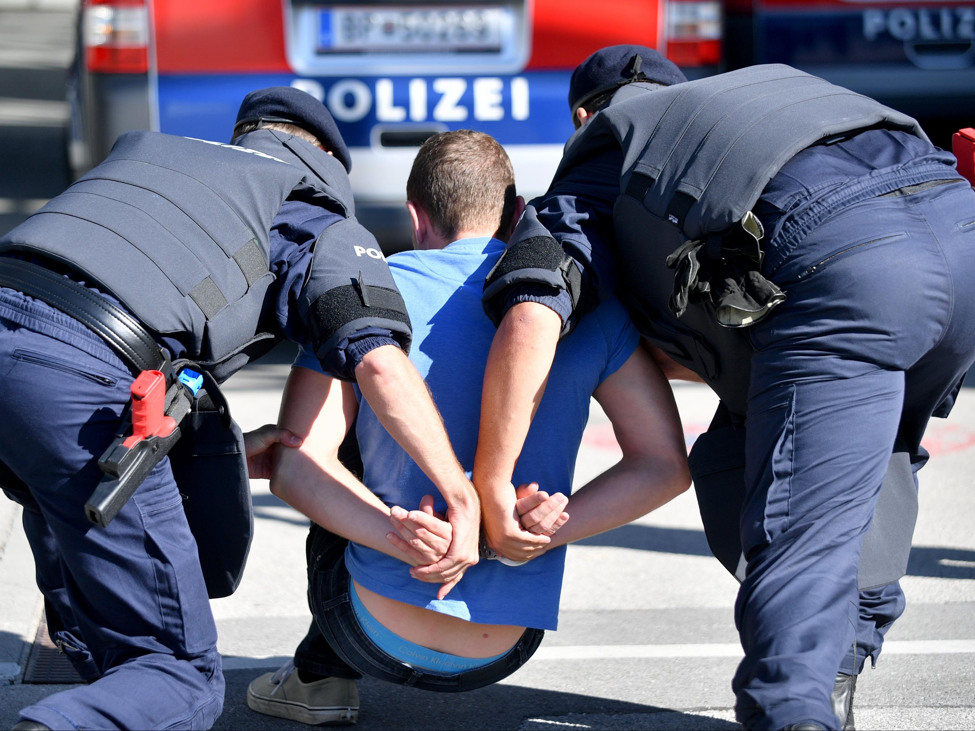 Ein 44-jähriger Maskierter wurde in der Nähe einer Bank im Bezirk Tulln festgenommen. Ein 44-jähriger Maskierter wurde in der Nähe einer Bank im Bezirk Tulln festgenommen.