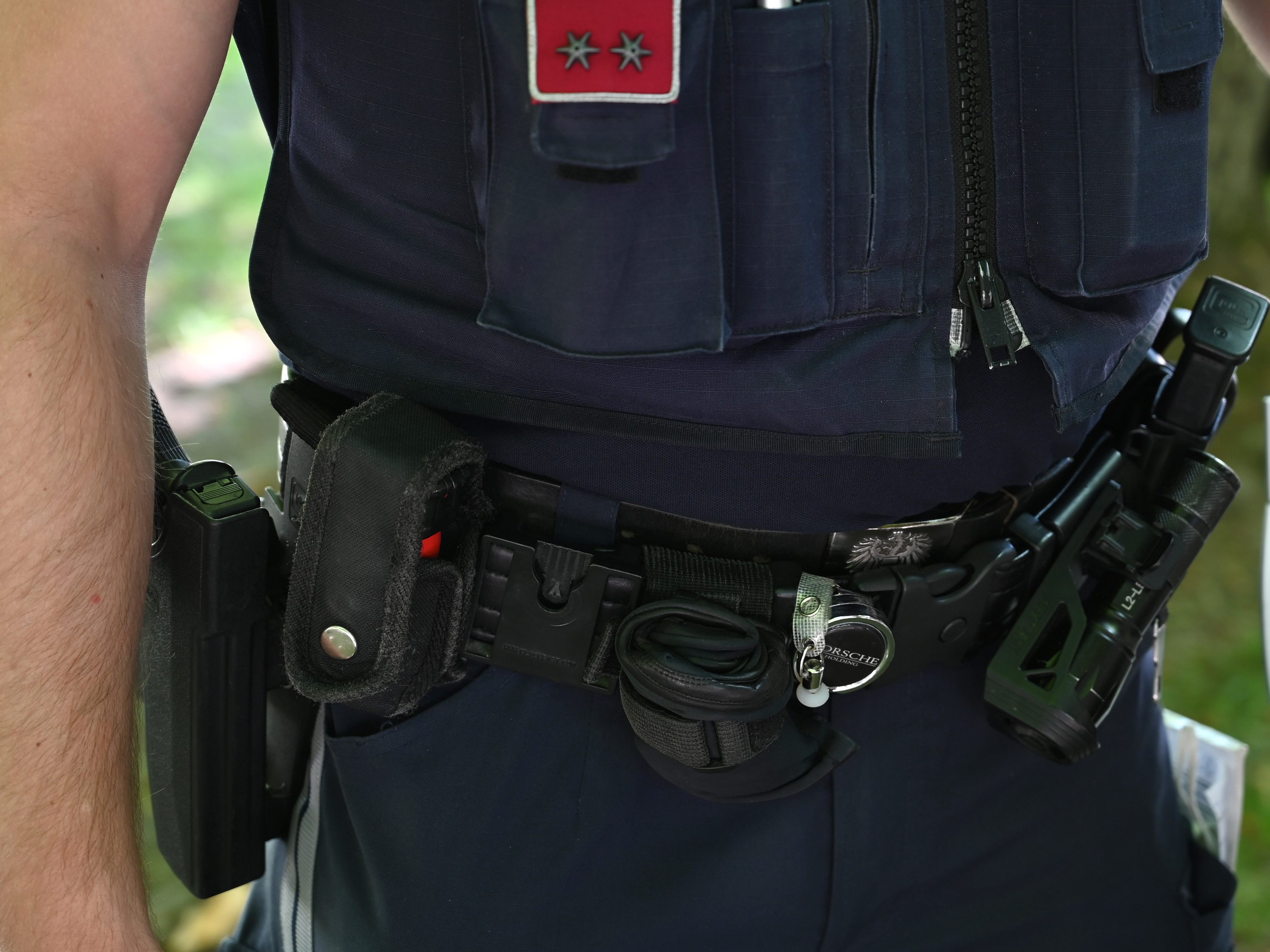Die Polizei bittet um Hinweise zu zwei Männern die eine Tankstelle in Wien-Rudolfsheim-Fünfhaus überfallen haben sollen. Die Polizei bittet um Hinweise zu zwei Männern die eine Tankstelle in Wien-Rudolfsheim-Fünfhaus überfallen haben sollen.