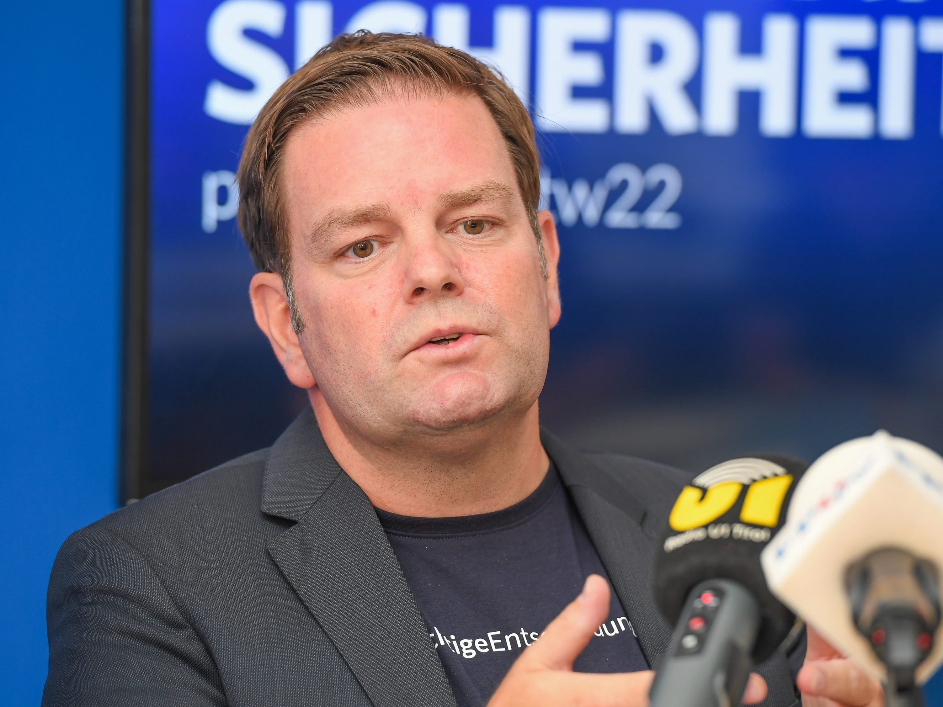 FPÖ-Tirol-Obmann Markus Abwerzger ist von seiner Partei zum "Landeshauptmannkandidaten "ernannt worden. FPÖ-Tirol-Obmann Markus Abwerzger ist von seiner Partei zum "Landeshauptmannkandidaten "ernannt worden.