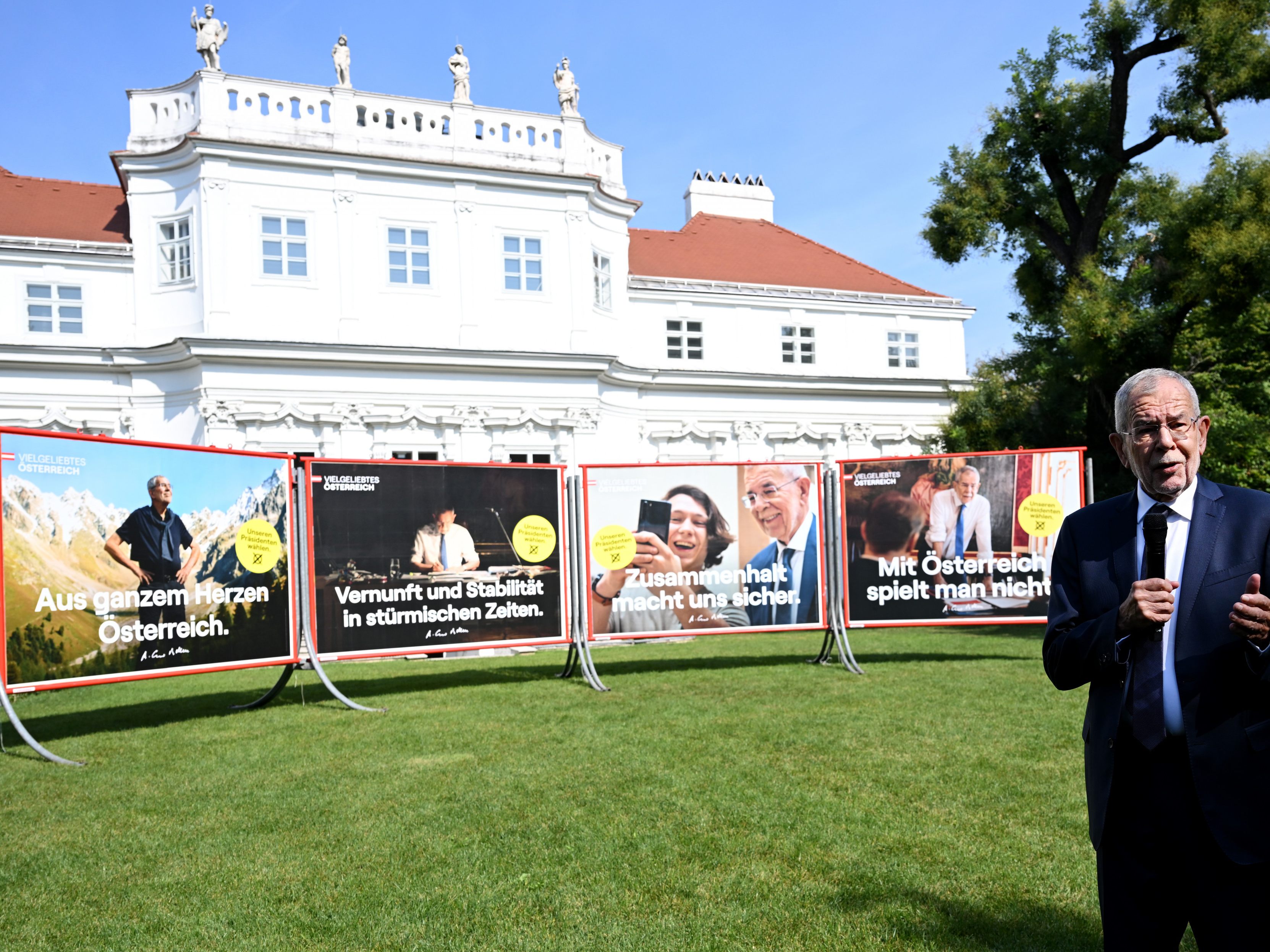 Im Garten des Wiener Palais Schönburg präsentierte Van der Bellen die Plakatkampagne zur BP-Wahl 2022. Im Garten des Wiener Palais Schönburg präsentierte Van der Bellen die Plakatkampagne zur BP-Wahl 2022.