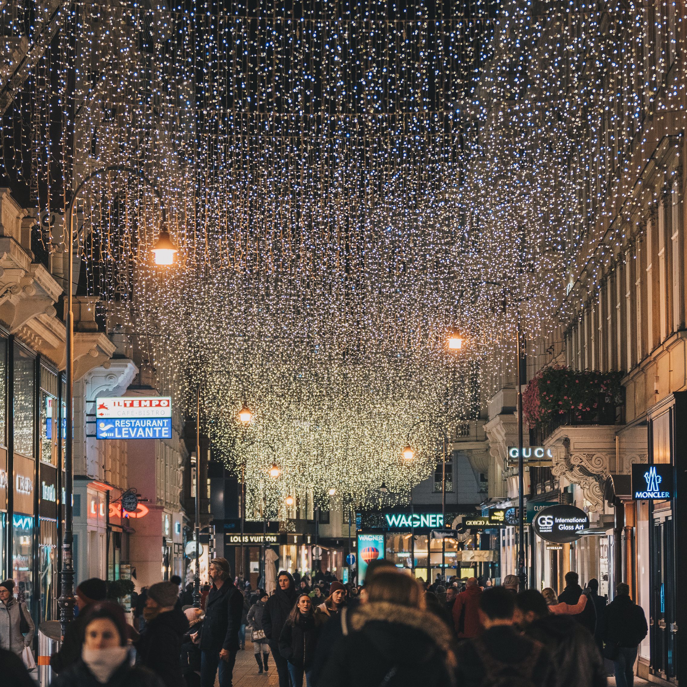 Aufgrund der Energiekrise könnten 2022 viele Händler auf Weihnachtsbeleuchtung verzichten.