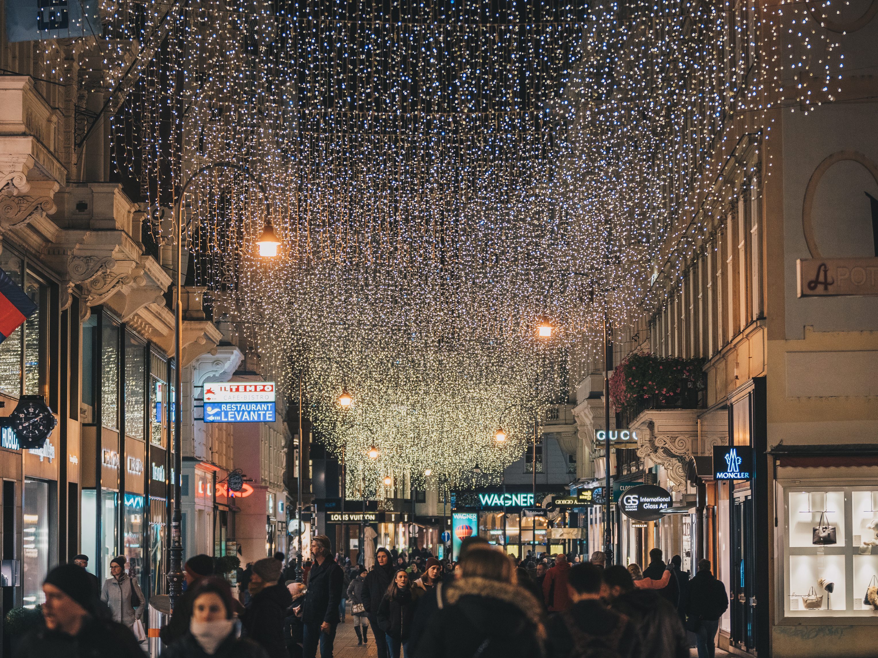 Aufgrund der Energiekrise könnten 2022 viele Händler auf Weihnachtsbeleuchtung verzichten. Aufgrund der Energiekrise könnten 2022 viele Händler auf Weihnachtsbeleuchtung verzichten.
