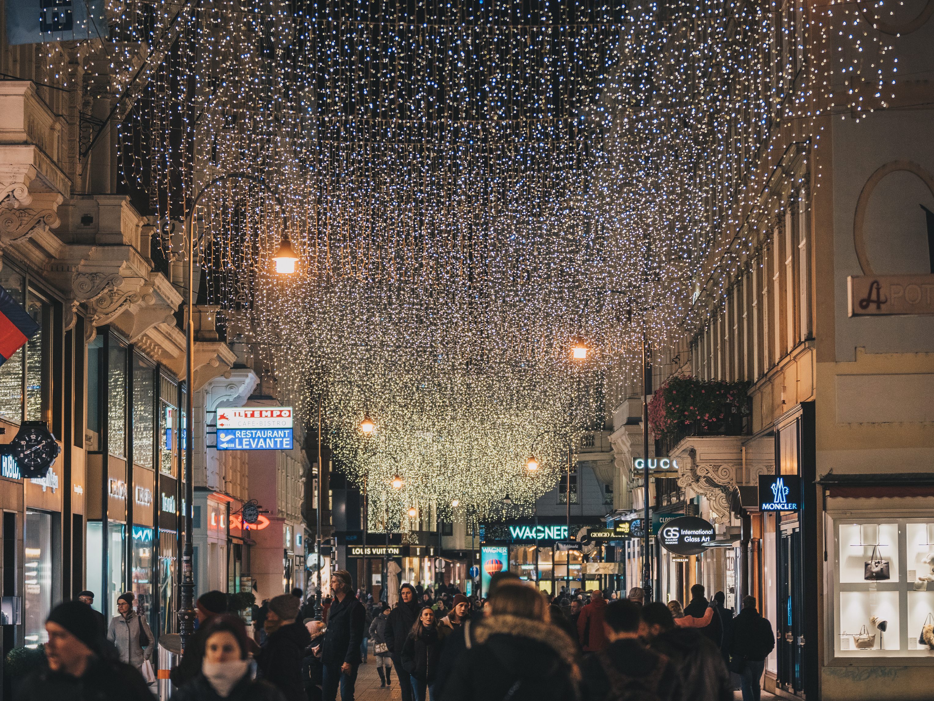 Aufgrund der Energiekrise könnten 2022 viele Händler auf Weihnachtsbeleuchtung verzichten.