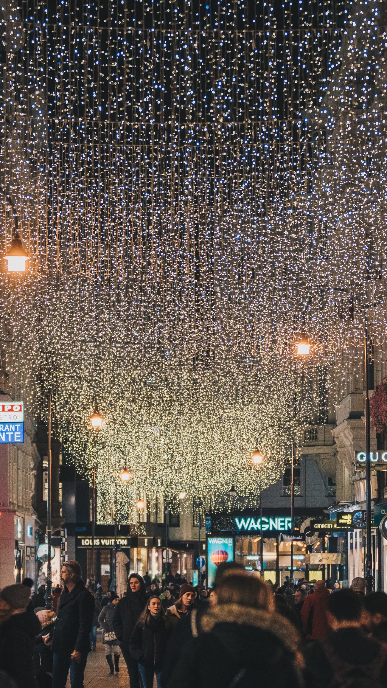 Aufgrund der Energiekrise könnten 2022 viele Händler auf Weihnachtsbeleuchtung verzichten.