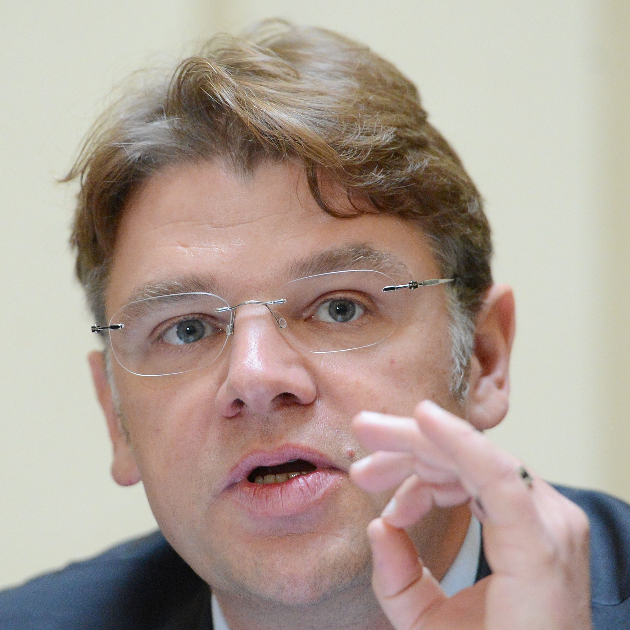 Kommunikationswissenschaftler Matthias Karmasin betont, dass das "False Balance"-Problem große Auswirkungen auf die Einstellung gegenüber der Wissenschaft in der Corona-Krise hatte.