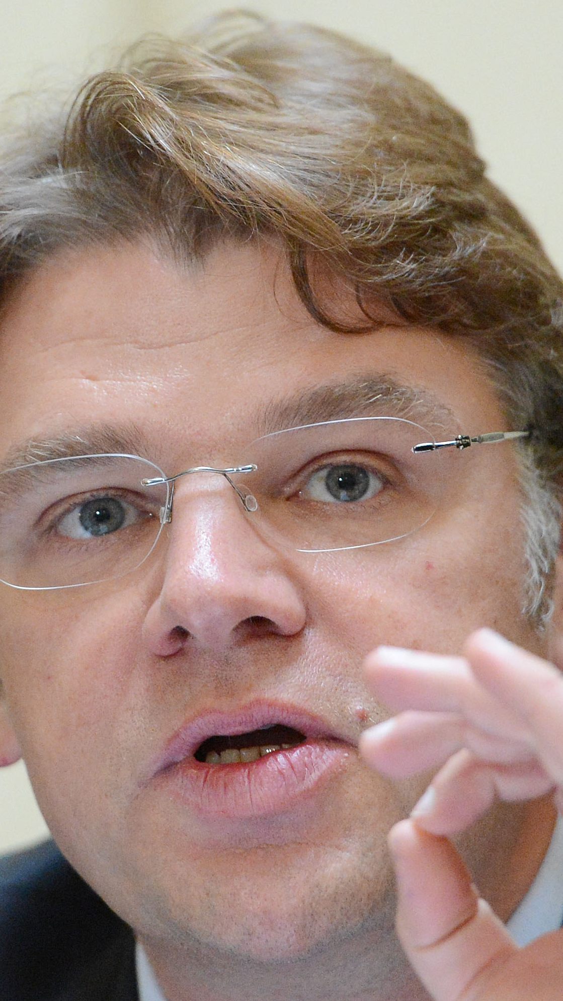 Kommunikationswissenschaftler Matthias Karmasin betont, dass das "False Balance"-Problem große Auswirkungen auf die Einstellung gegenüber der Wissenschaft in der Corona-Krise hatte.