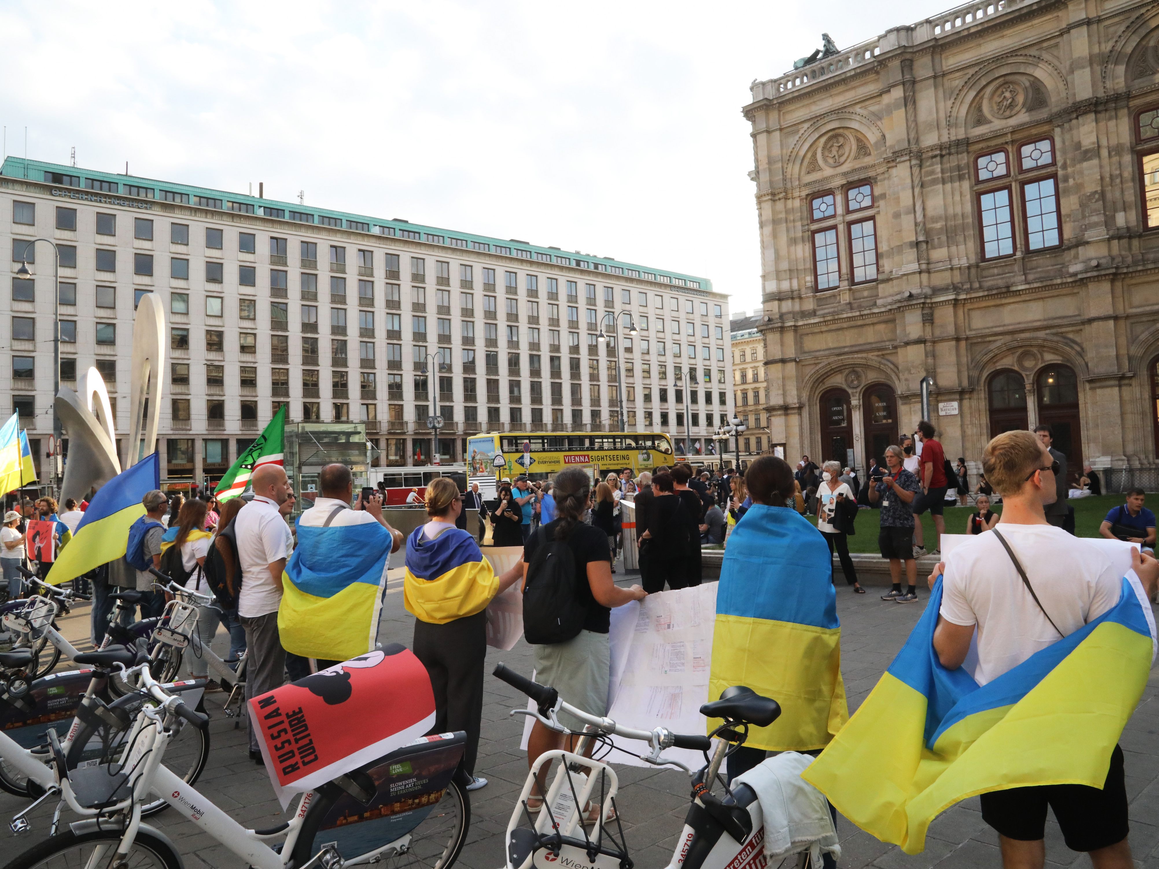 Ukrainer demonstrierten vor Staatsoper gegen Netrebkos "Halbtöne" Ukrainer demonstrierten vor Staatsoper gegen Netrebkos "Halbtöne"