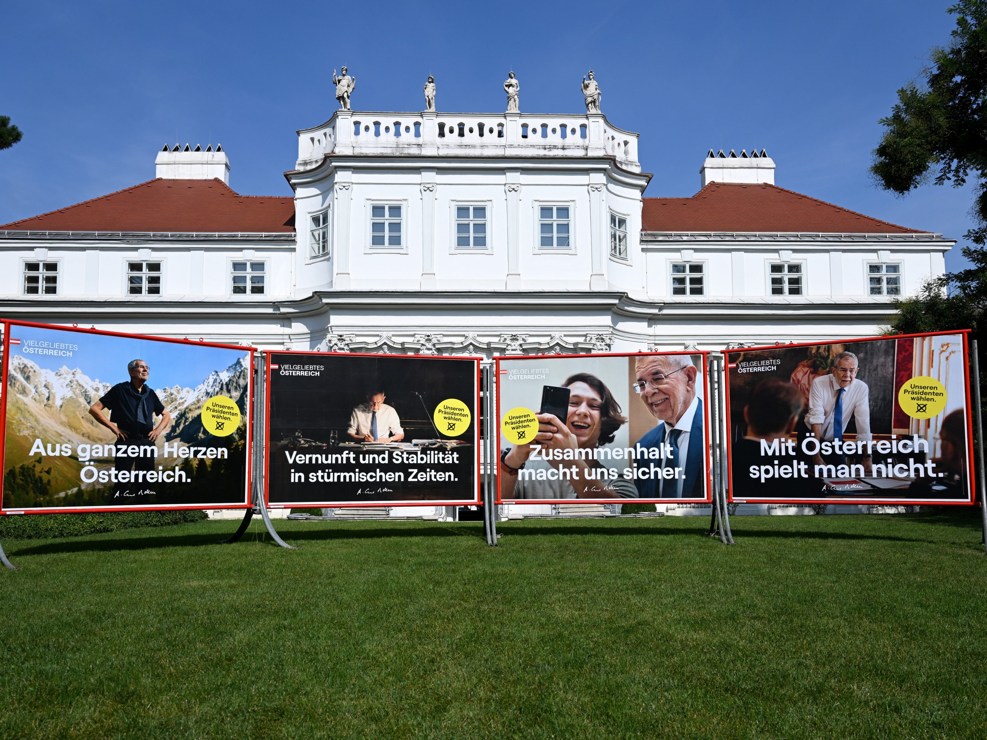 Vorarlbergs FPÖ-Chef fordert Entfernung der VdB-Plakate und eine Strafe für das Wahlkampfteam. Vorarlbergs FPÖ-Chef fordert Entfernung der VdB-Plakate und eine Strafe für das Wahlkampfteam.