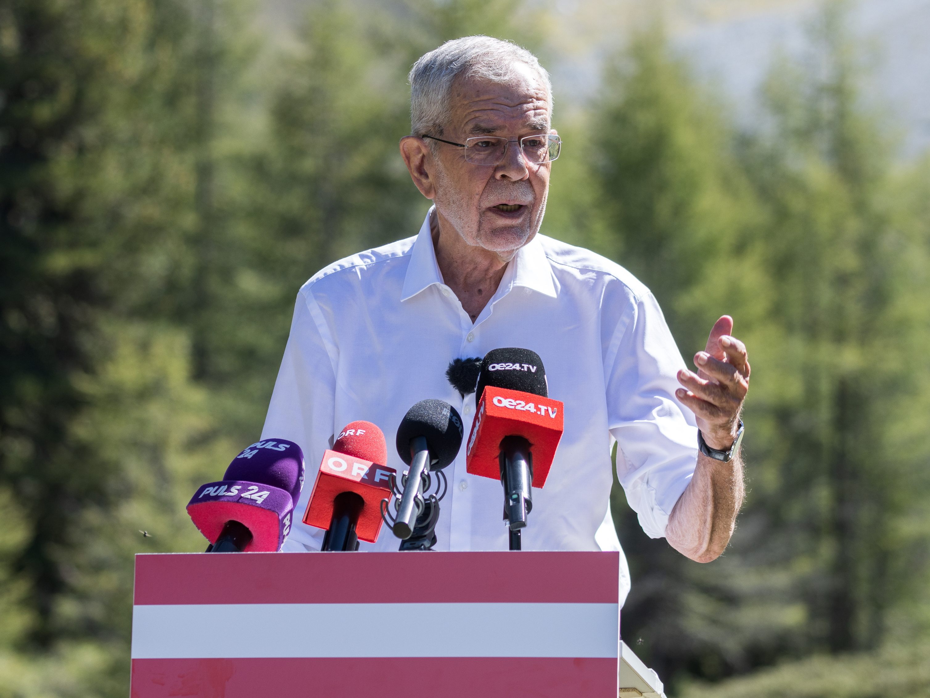 Das Ziel des Amtsinhabers Alexander Van der Bellen ist, bereits im ersten Wahlgang die nötigen mehr als 50 Prozent der Stimmen zu holen. Das Ziel des Amtsinhabers Alexander Van der Bellen ist, bereits im ersten Wahlgang die nötigen mehr als 50 Prozent der Stimmen zu holen.