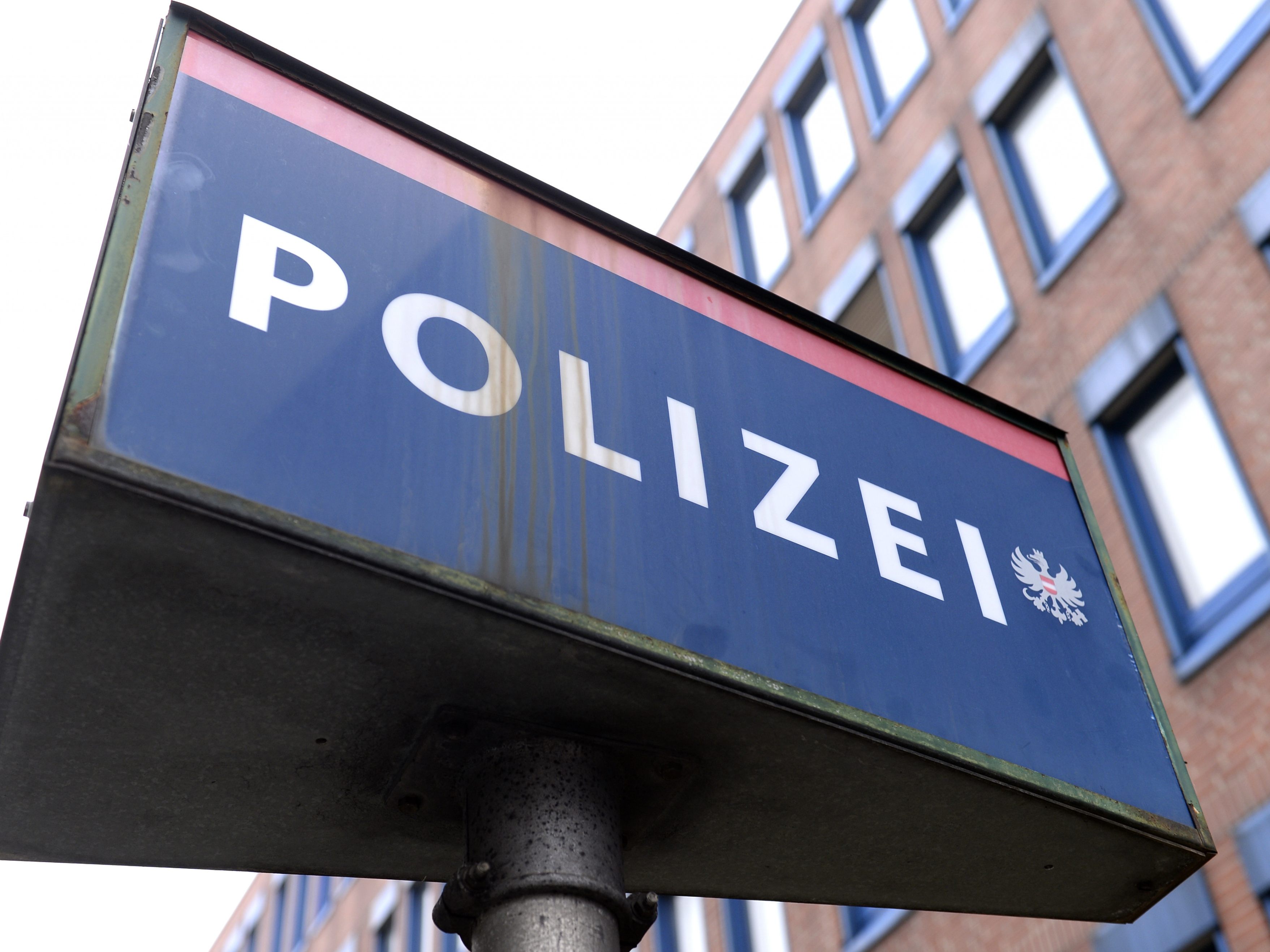 Ein 32-Jähriger wollte bei seiner Mutter essen und sein Handy aufladen. Er bedrohte die 62-Jährige und seine Schwester in Wien-Donaustadt mit dem Umbringen. Ein 32-Jähriger wollte bei seiner Mutter essen und sein Handy aufladen. Er bedrohte die 62-Jährige und seine Schwester in Wien-Donaustadt mit dem Umbringen.