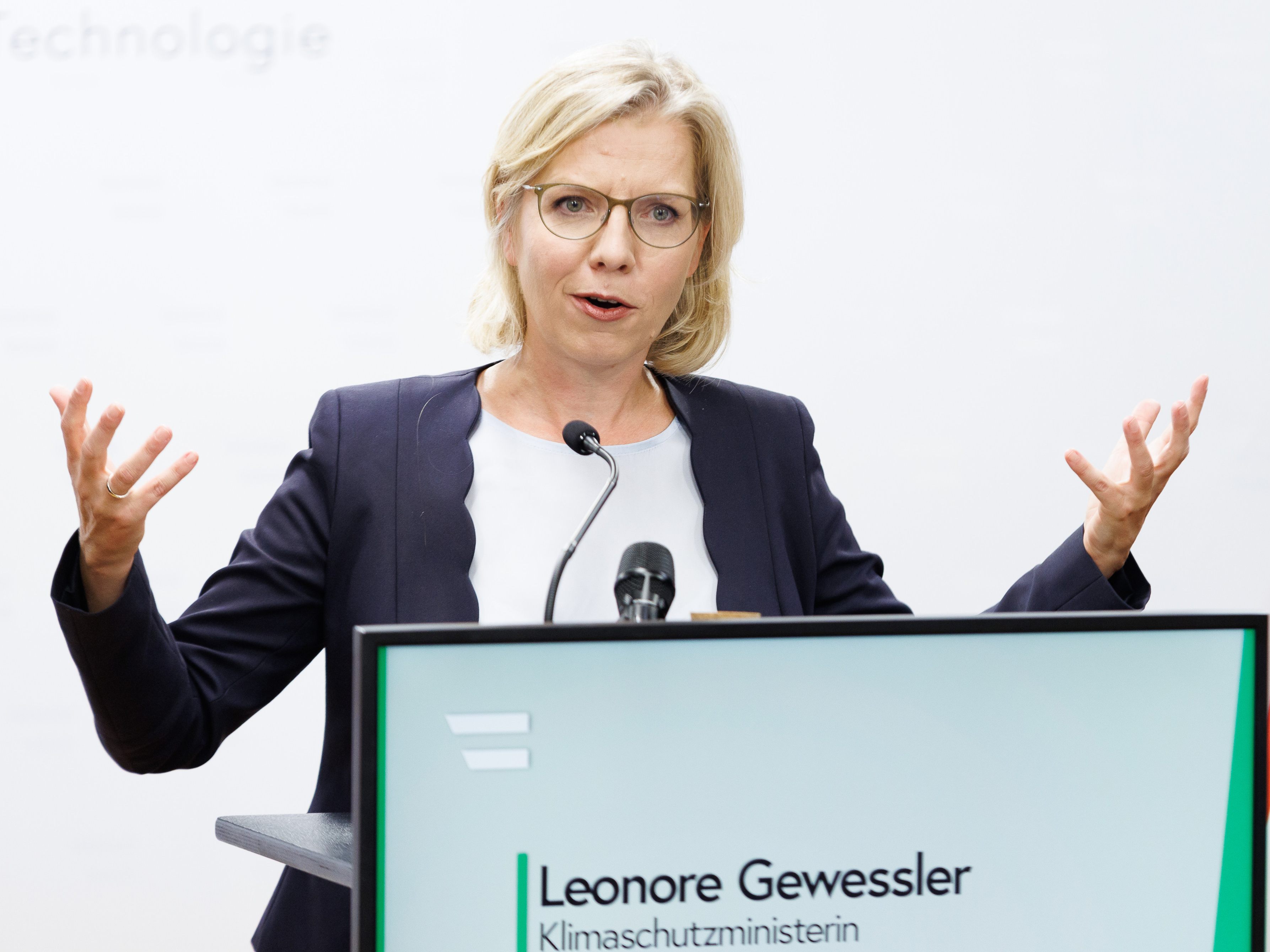 Energieministerin Leonore Gewessler (Grüne) begrüßt die Pläne zur Bekämpfung der hohen Energiepreise von EU-Kommissionspräsidentin Ursula von der Leyen. Energieministerin Leonore Gewessler (Grüne) begrüßt die Pläne zur Bekämpfung der hohen Energiepreise von EU-Kommissionspräsidentin Ursula von der Leyen.