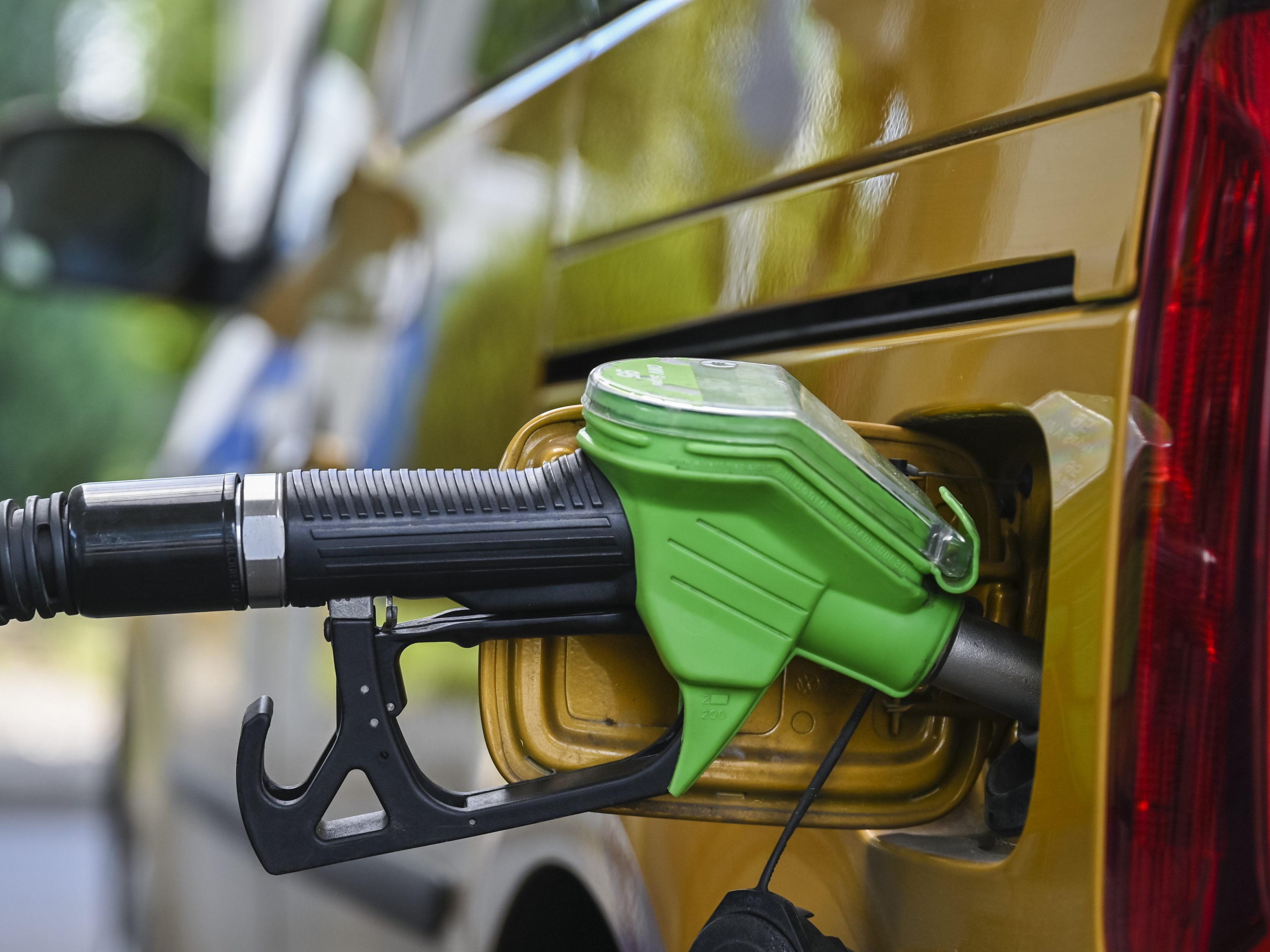Ab Samstag, 1. Oktober 2022, wird das Tanken in Österreich teurer werden. Der Grund ist die CO2-Abgabe die ab dann in Kraft tritt. Ab Samstag, 1. Oktober 2022, wird das Tanken in Österreich teurer werden. Der Grund ist die CO2-Abgabe die ab dann in Kraft tritt.