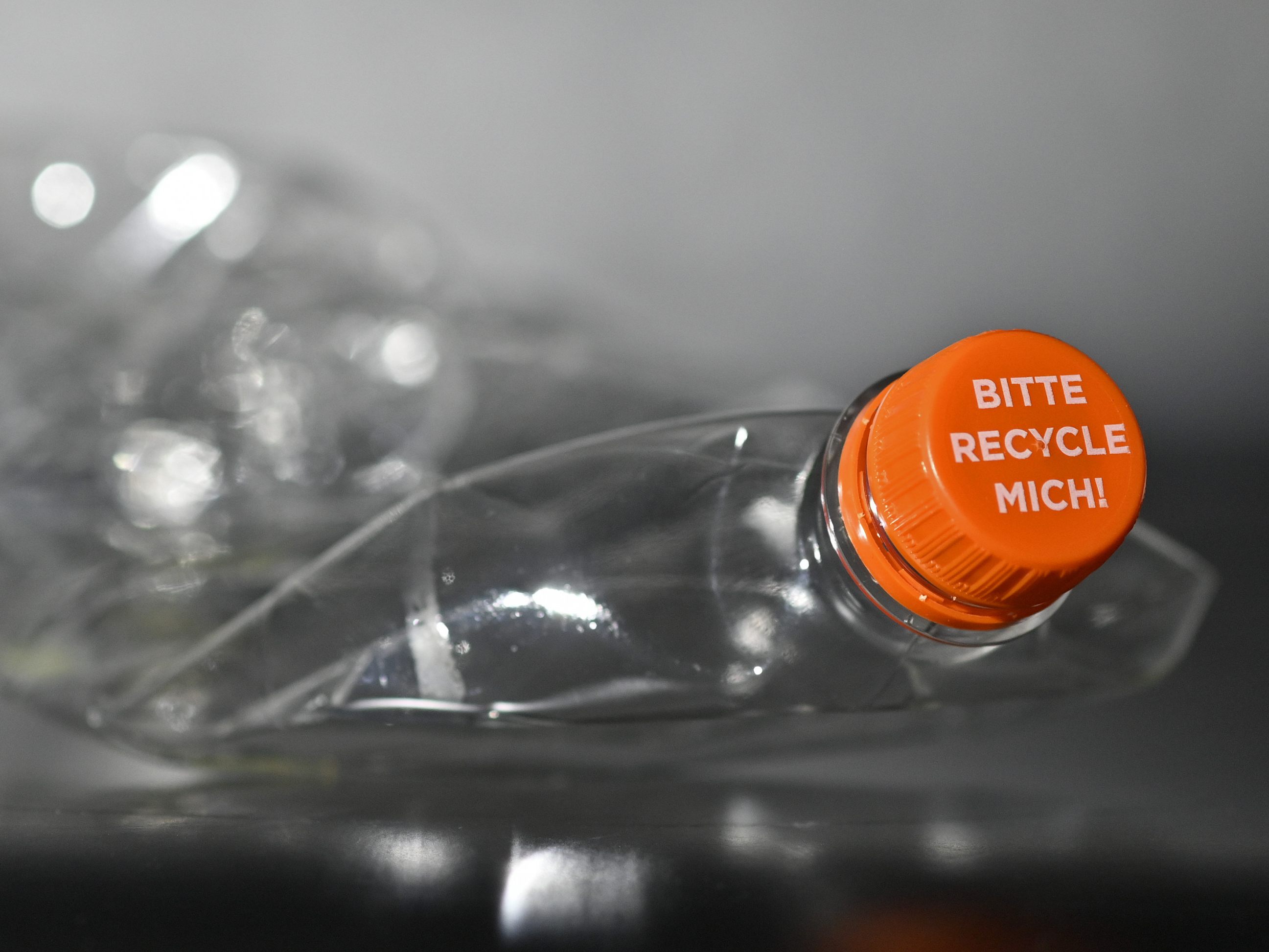 Ab 2025 soll es ein Pfand von 25 Cent auf Plastikflaschen und Alu-Dosen geben.