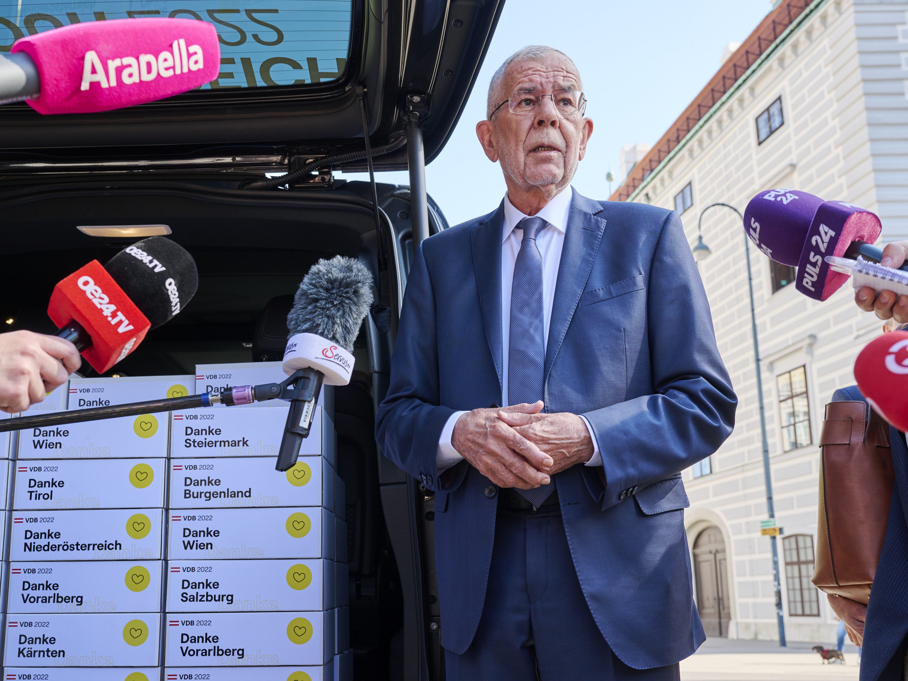 Bundespräsident van der Bellen hat seine Unterstützungserklärungen am Freitag eingereicht. Bundespräsident van der Bellen hat seine Unterstützungserklärungen am Freitag eingereicht.