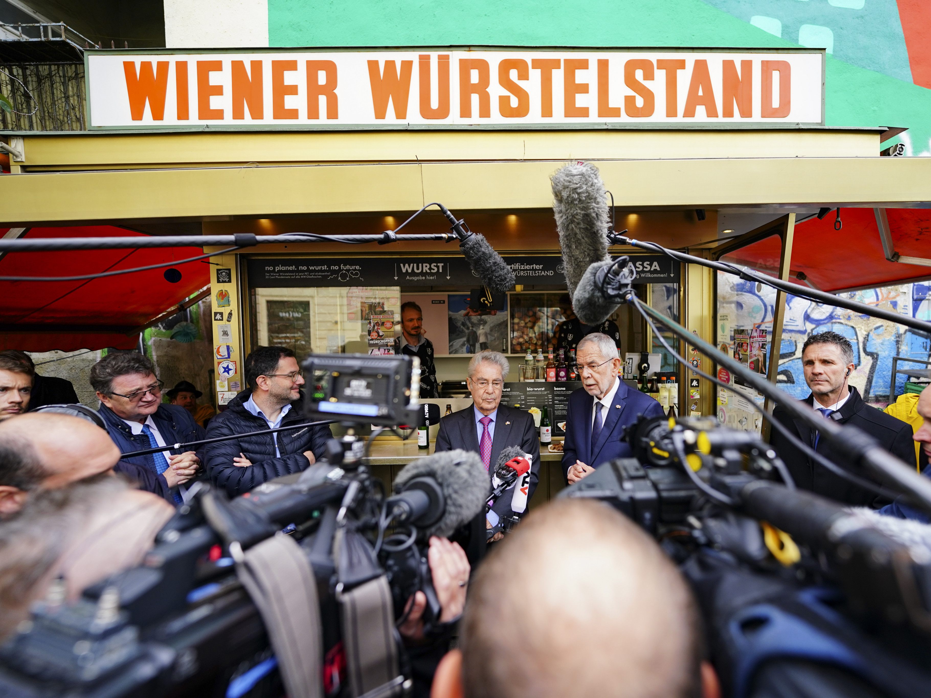 Unter regem Medieninteresse gönnten sich die Bundespräsidenten Wurst und Bier. Unter regem Medieninteresse gönnten sich die Bundespräsidenten Wurst und Bier.