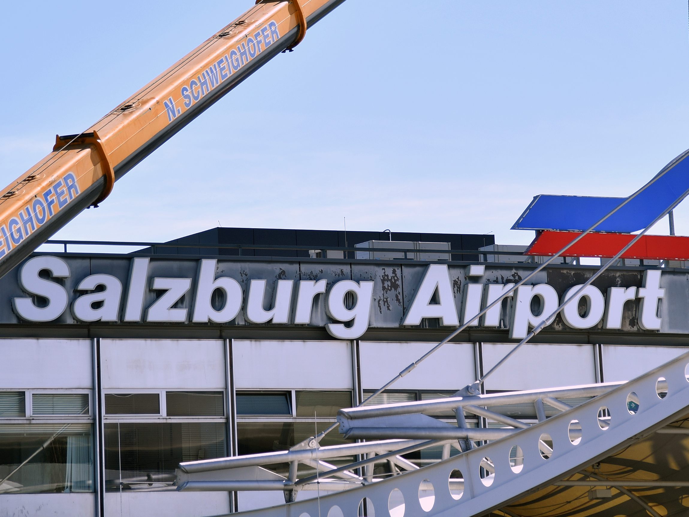 In Salzburg musste ein Flugzeug aufgrund einer offenen Türe kurz nach dem Start wieder landen. In Salzburg musste ein Flugzeug aufgrund einer offenen Türe kurz nach dem Start wieder landen.