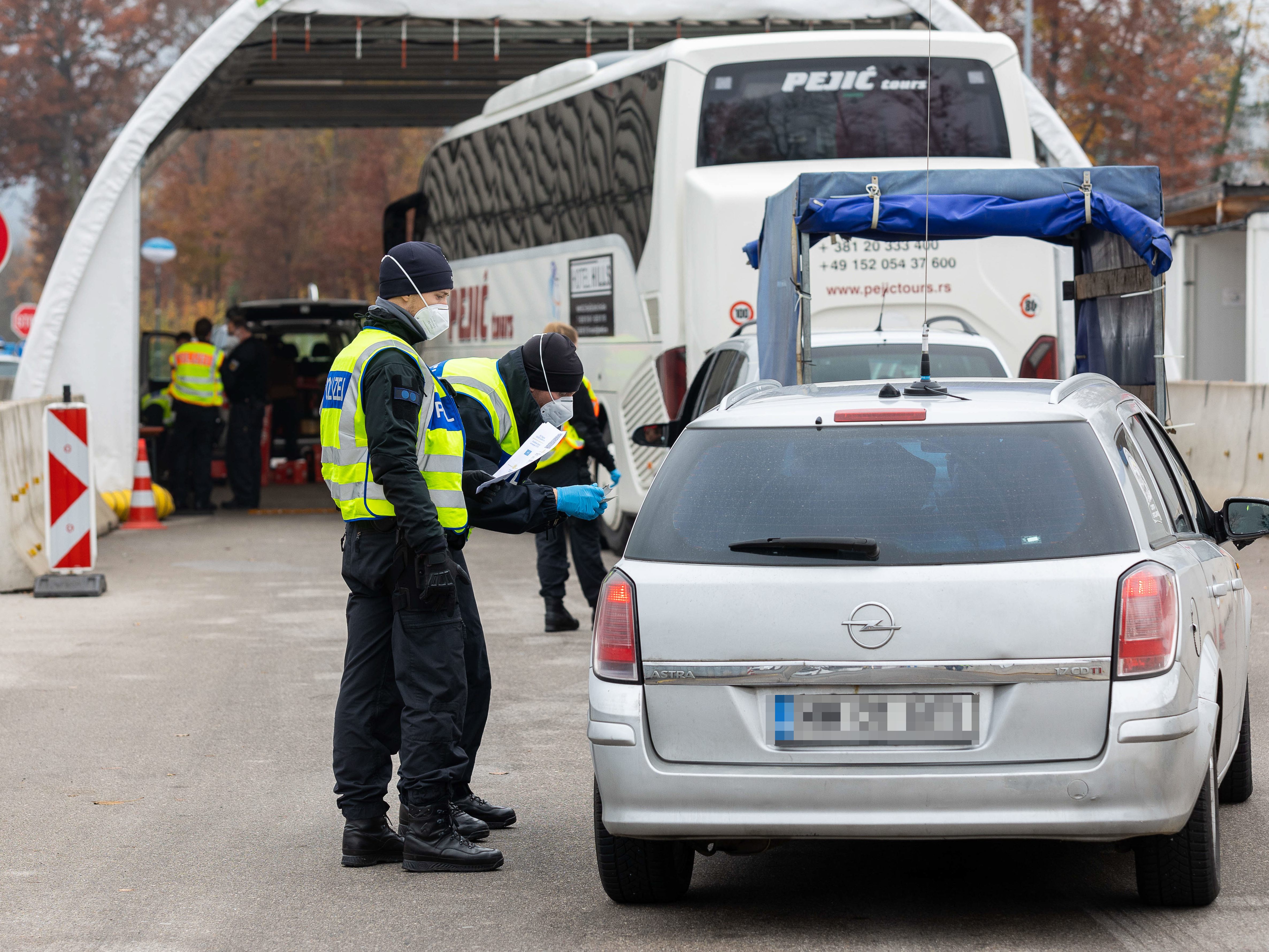 Jene Sechsjährige, die vergangenen Samstag in Wien als vermisst gemeldet wurde, wurde nun im Beisein der Mutter beim Grenzübertritt von Tschechien nach Deutschland in einem Reisebus aufgegriffen. Jene Sechsjährige, die vergangenen Samstag in Wien als vermisst gemeldet wurde, wurde nun im Beisein der Mutter beim Grenzübertritt von Tschechien nach Deutschland in einem Reisebus aufgegriffen.
