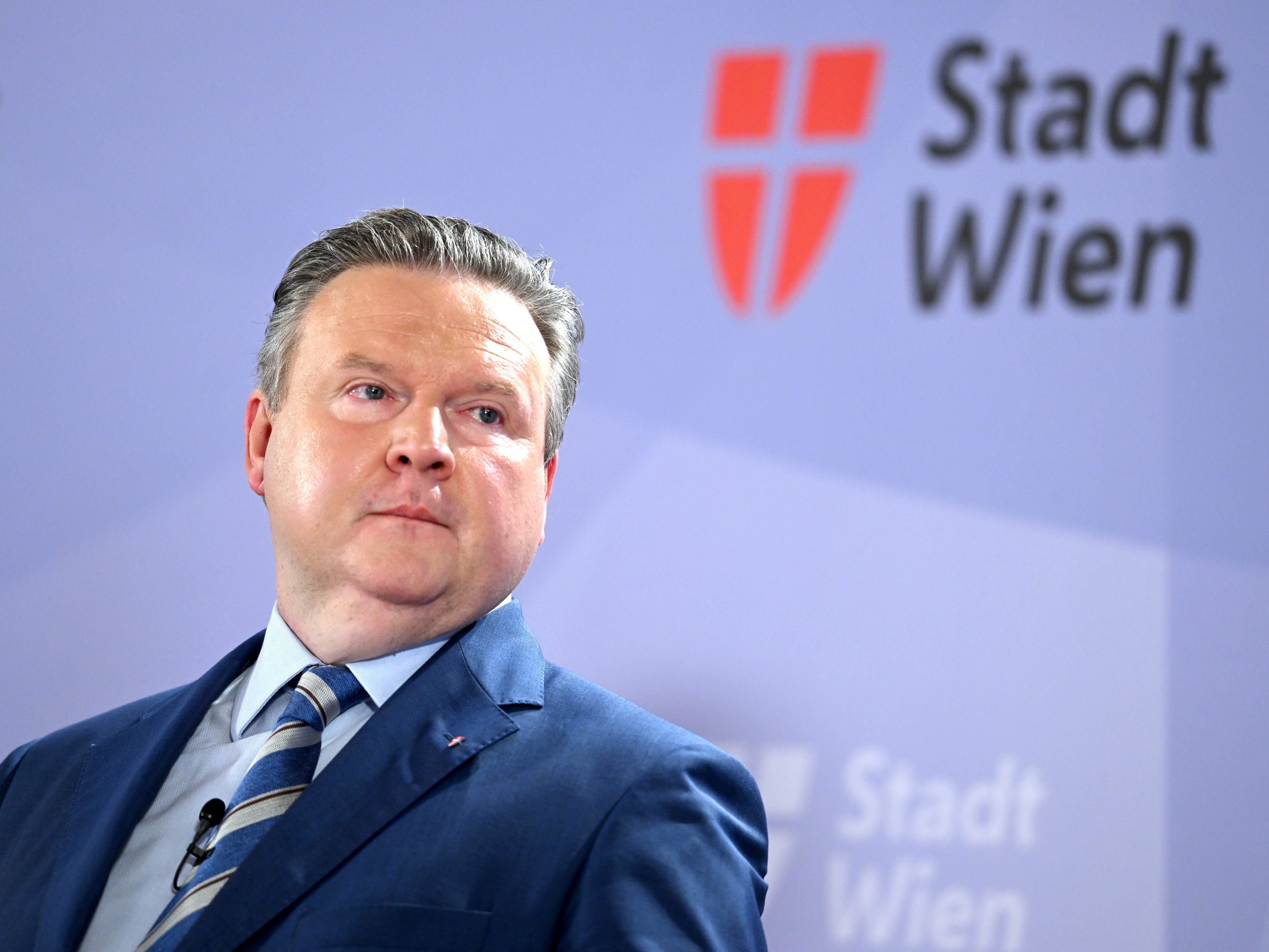 Bürgermeister Ludwig verwies auf die LED-Umstellung bei der Straßenbeleuchtung.