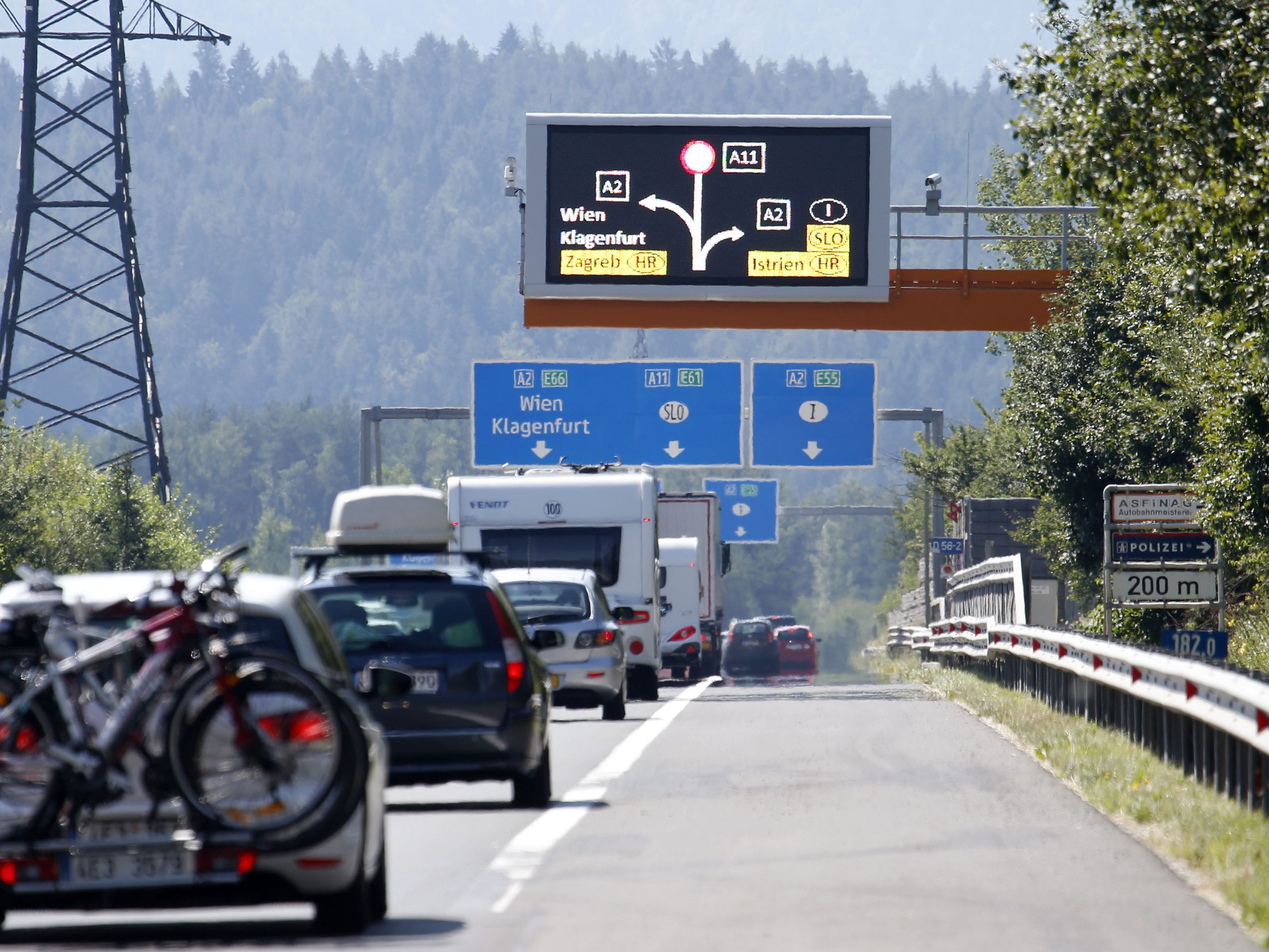 Der Karawankentunnel ist für Lkw und Busse größer 3,5 Tonnen gesperrt. Der Karawankentunnel ist für Lkw und Busse größer 3,5 Tonnen gesperrt.