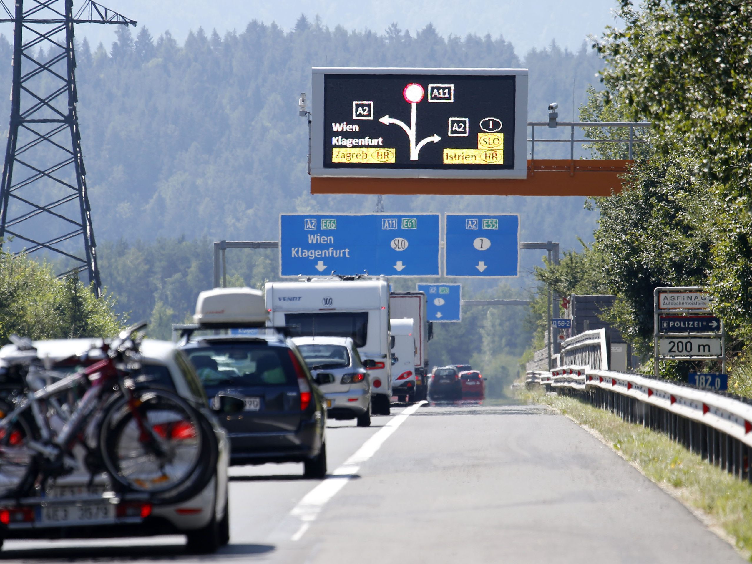 Der Karawankentunnel ist für Lkw und Busse größer 3,5 Tonnen gesperrt.