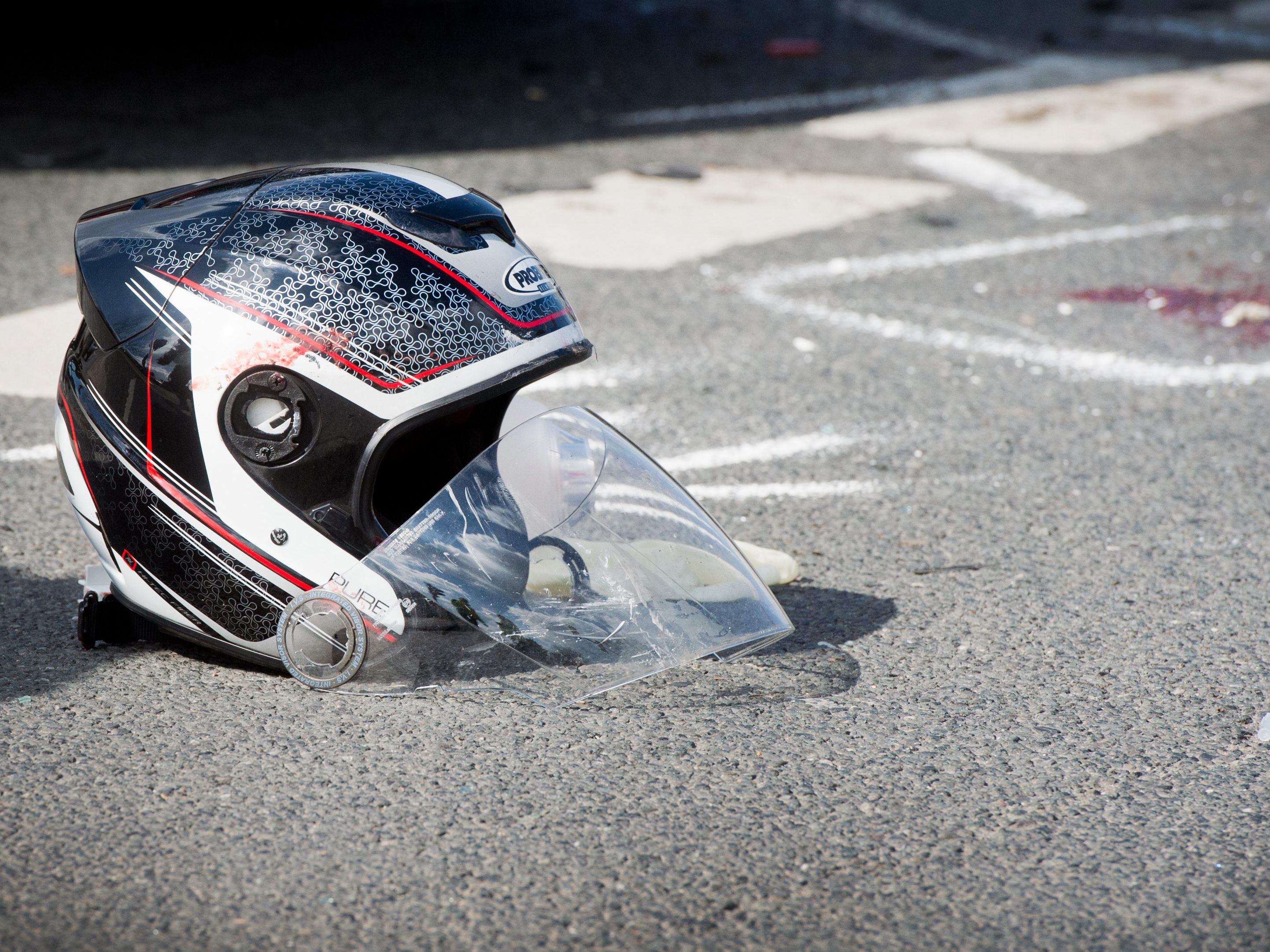 Bei einem Unfall zwischen einem Auto und einen Mopedfahrer in Wien-Donaustadt wurden drei Menschen verletzt. Bei einem Unfall zwischen einem Auto und einen Mopedfahrer in Wien-Donaustadt wurden drei Menschen verletzt.