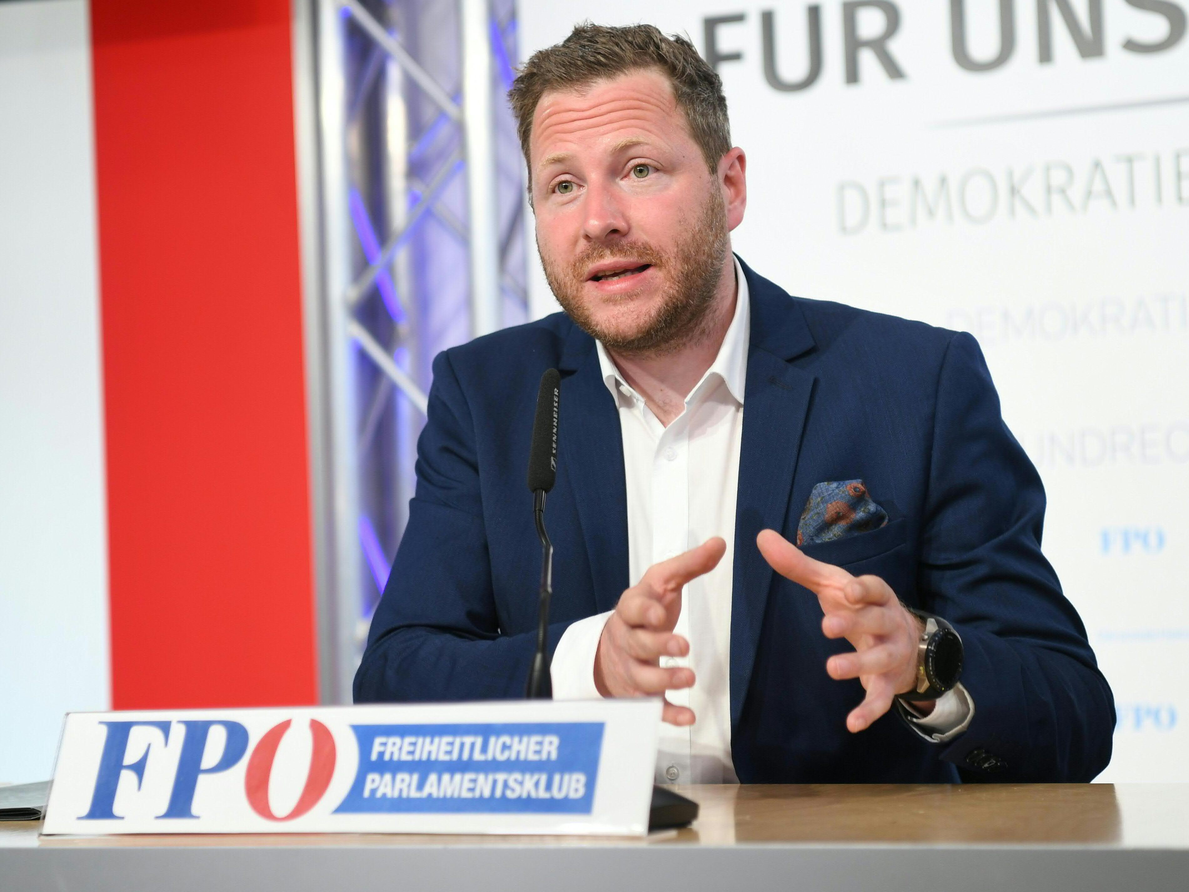 FPÖ-Generalsekretär Michael Schnedlitz zeigte sich am Dienstag in Wahlkampfstimmung und kritisierte einen Monat vor der BP-Wahl die Asylpolitik der ÖVP und der Grünen. FPÖ-Generalsekretär Michael Schnedlitz zeigte sich am Dienstag in Wahlkampfstimmung und kritisierte einen Monat vor der BP-Wahl die Asylpolitik der ÖVP und der Grünen.