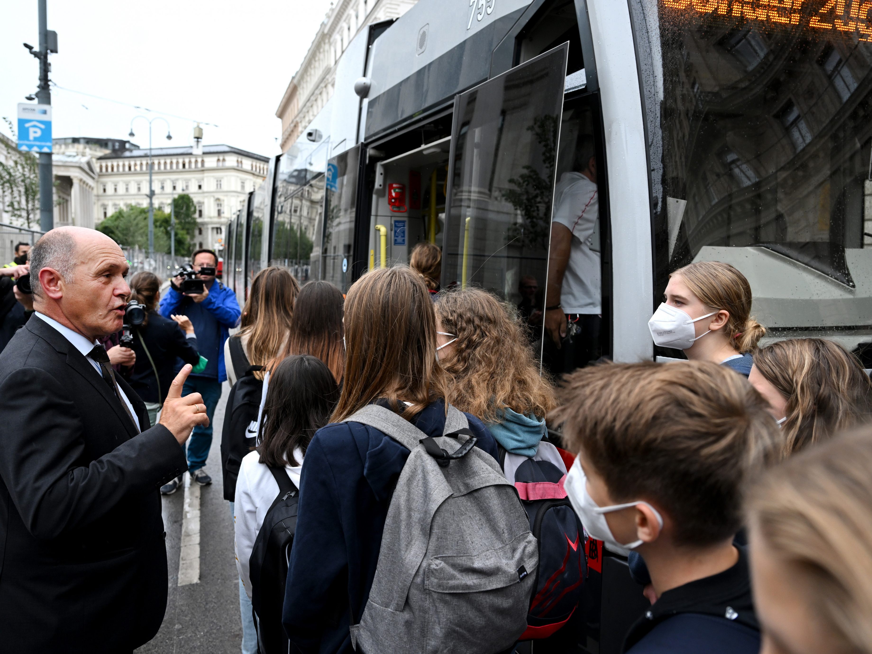 In den kommenden Monaten soll die Parlamentsstraßenbahn, die um den Wiener Ring fährt, auf die Wiedereröffnung des Parlaments am 12. Jänner 2023 aufmerksam machen.