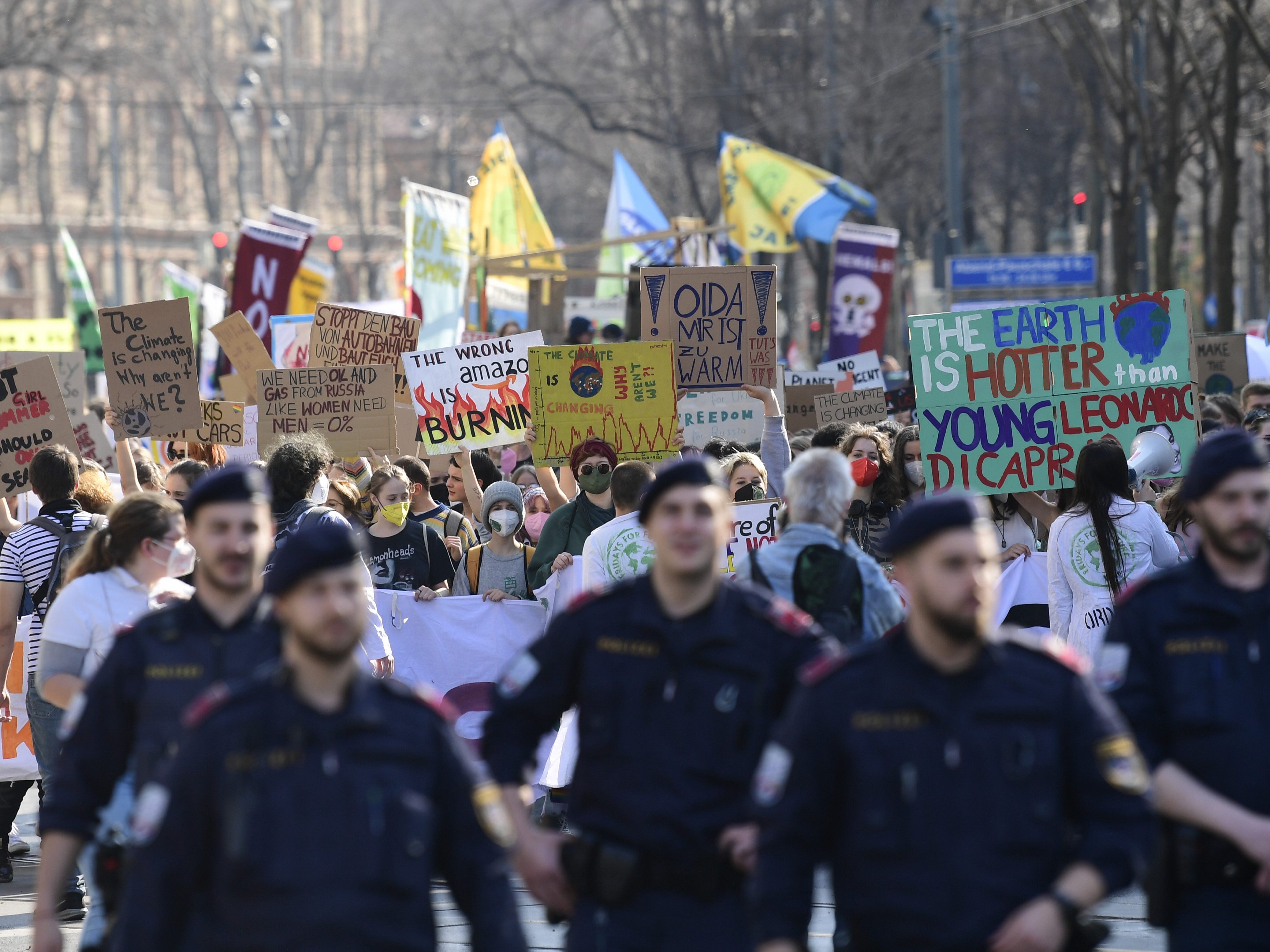 In der Wiener Innenstadt sorgt eine Klima-Demo am Freitag für Behinderungen. In der Wiener Innenstadt sorgt eine Klima-Demo am Freitag für Behinderungen.