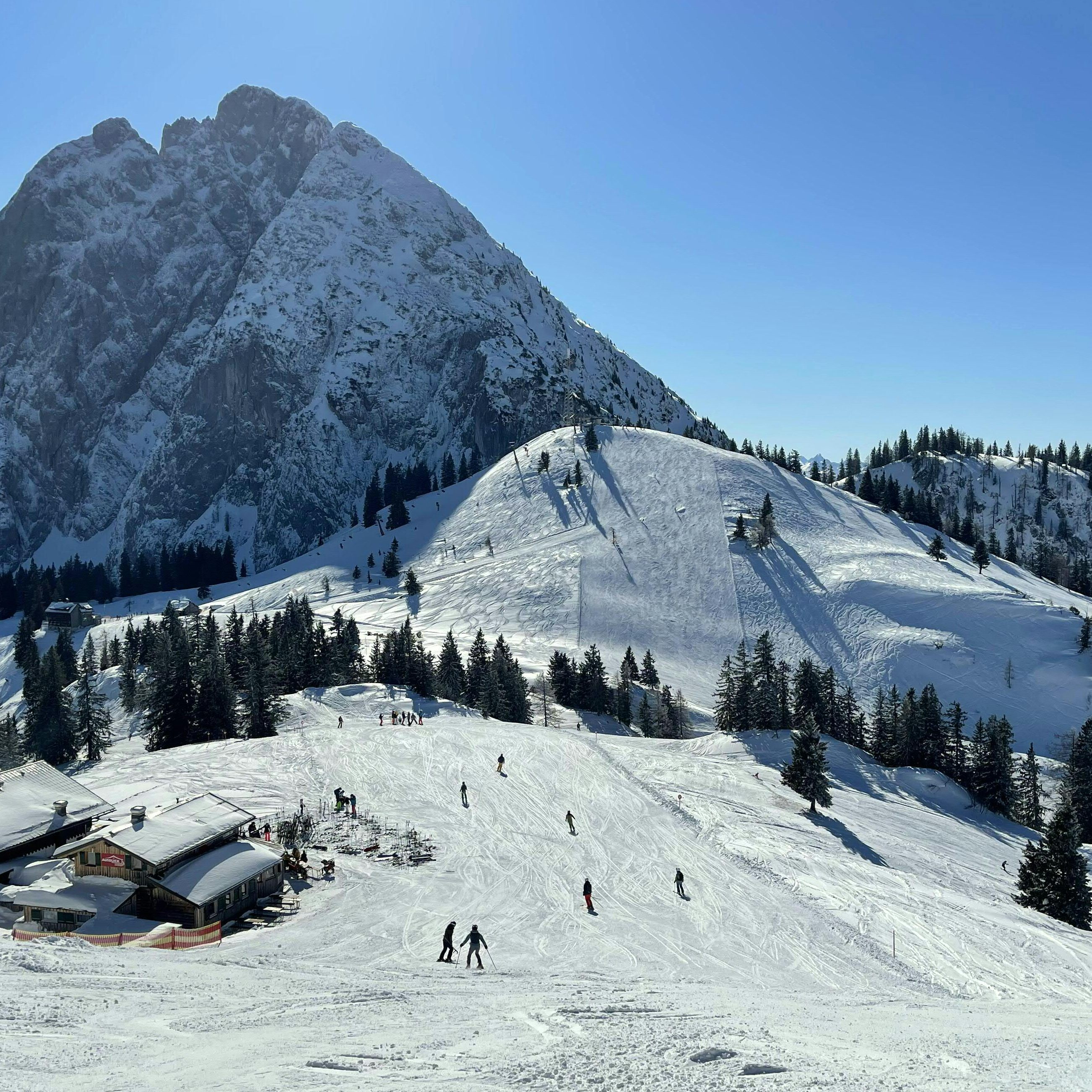 In der Wintersaison 2022/23 wird es aufgrund der Schmelze keinen Skibetrieb am Dachstein-Gletscher geben.