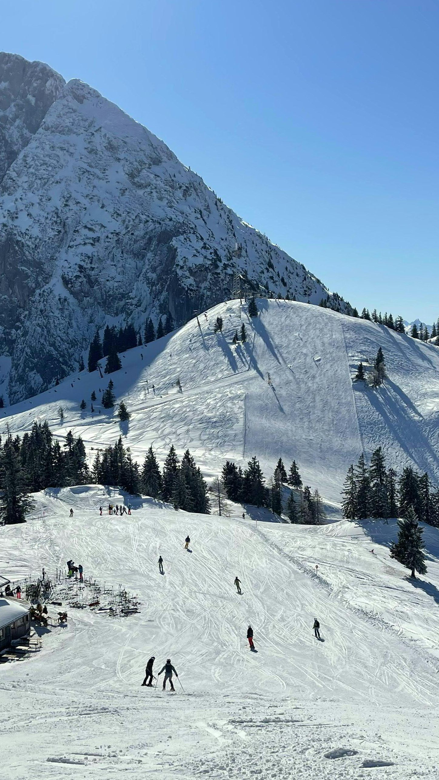 In der Wintersaison 2022/23 wird es aufgrund der Schmelze keinen Skibetrieb am Dachstein-Gletscher geben.