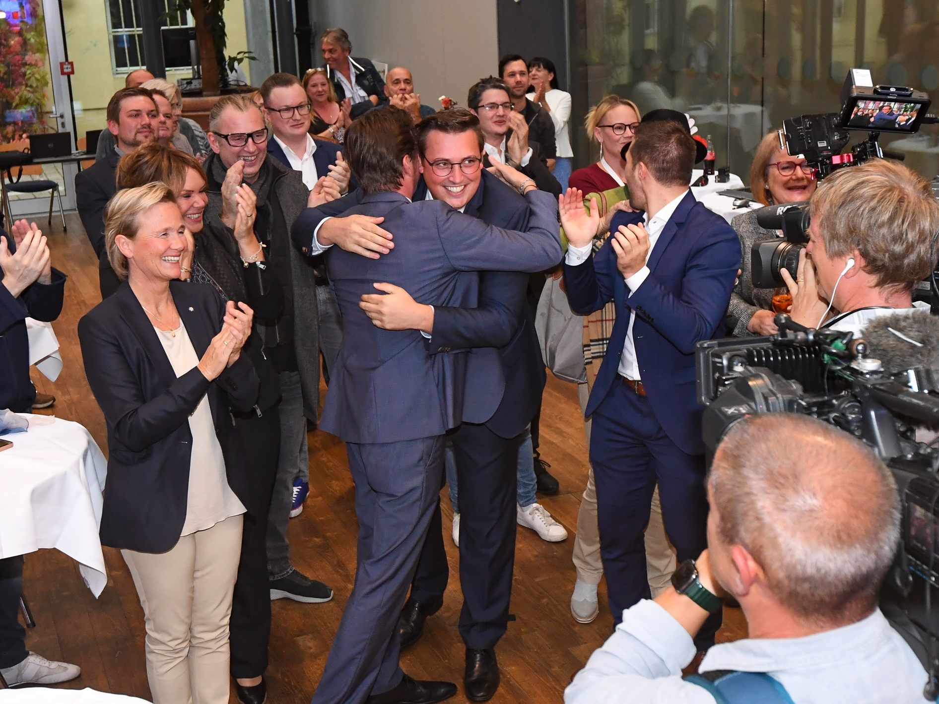 Freude bei der FPÖ bei der Verkündung der Hochrechnung zur Tirol-Wahl 2022. Freude bei der FPÖ bei der Verkündung der Hochrechnung zur Tirol-Wahl 2022.