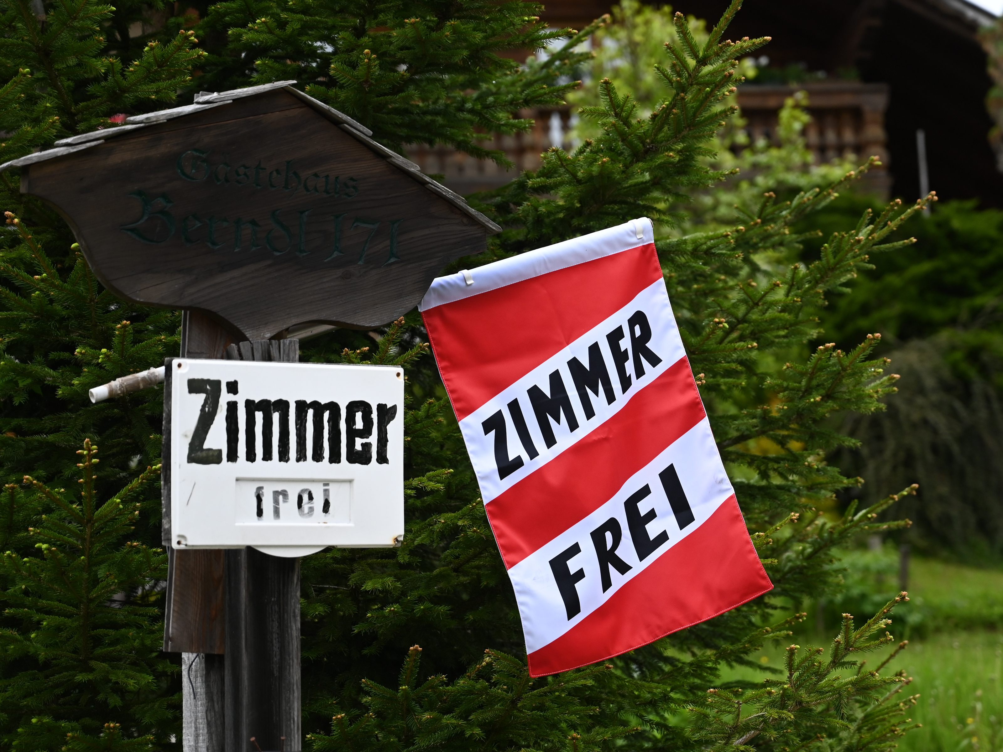 NEOS fordern speziell für Tourismus mehr Anreize für Vollzeitarbeit.