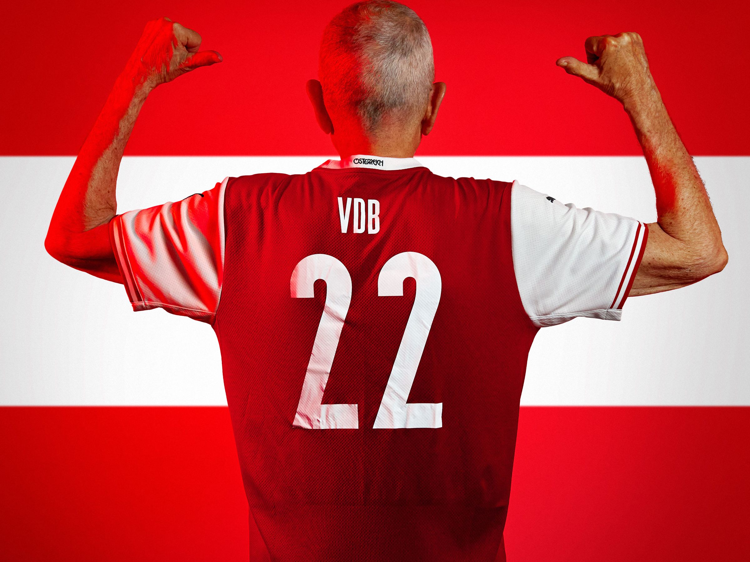 Van der Bellen patriotisch im Fußball-Dress. Van der Bellen patriotisch im Fußball-Dress.