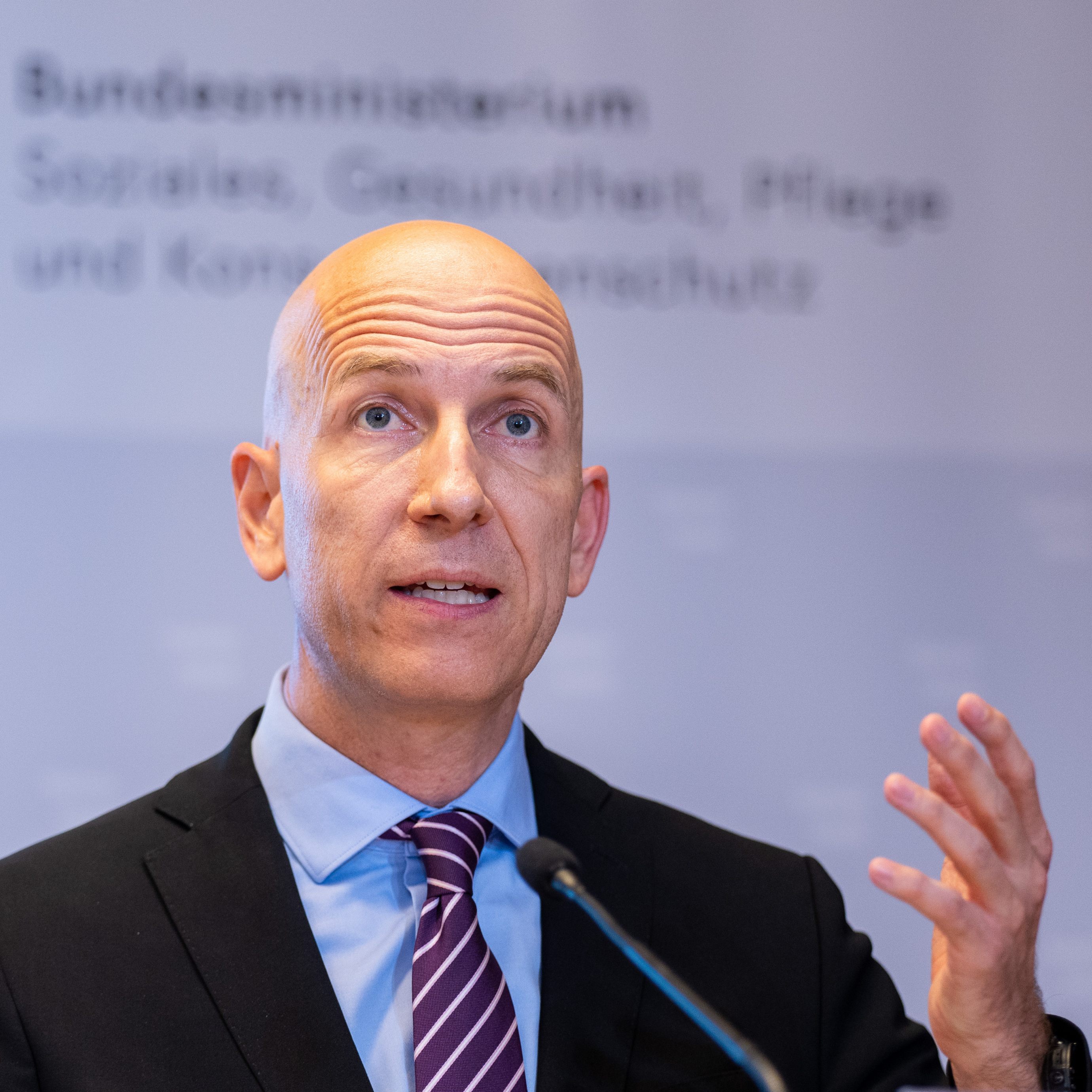 Einberufung von Preiskommission durch Regierung.