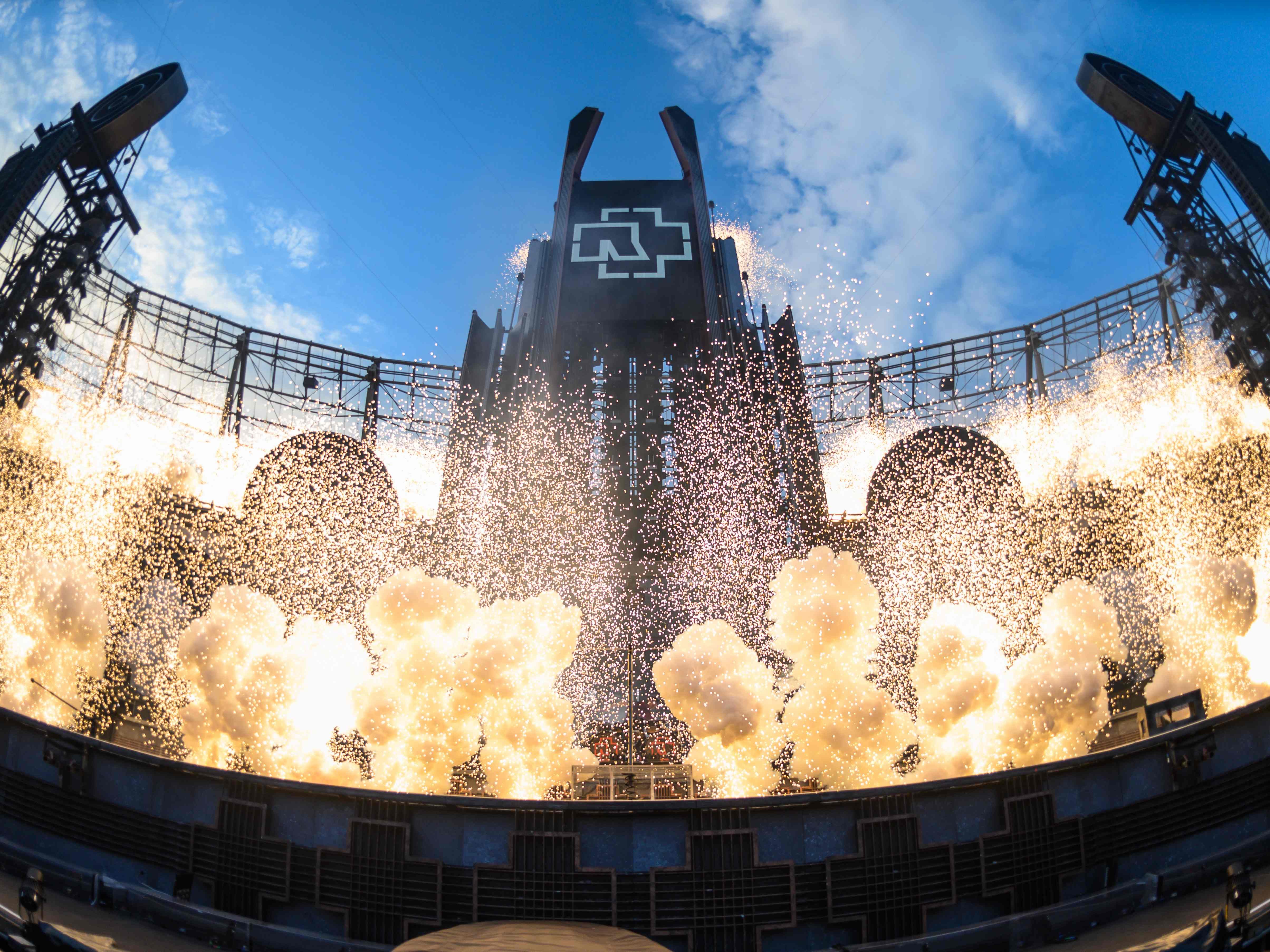 Rammstein verlängern ihre Tournee und kommen 2023 für ein Konzert nach Wien. Rammstein verlängern ihre Tournee und kommen 2023 für ein Konzert nach Wien.