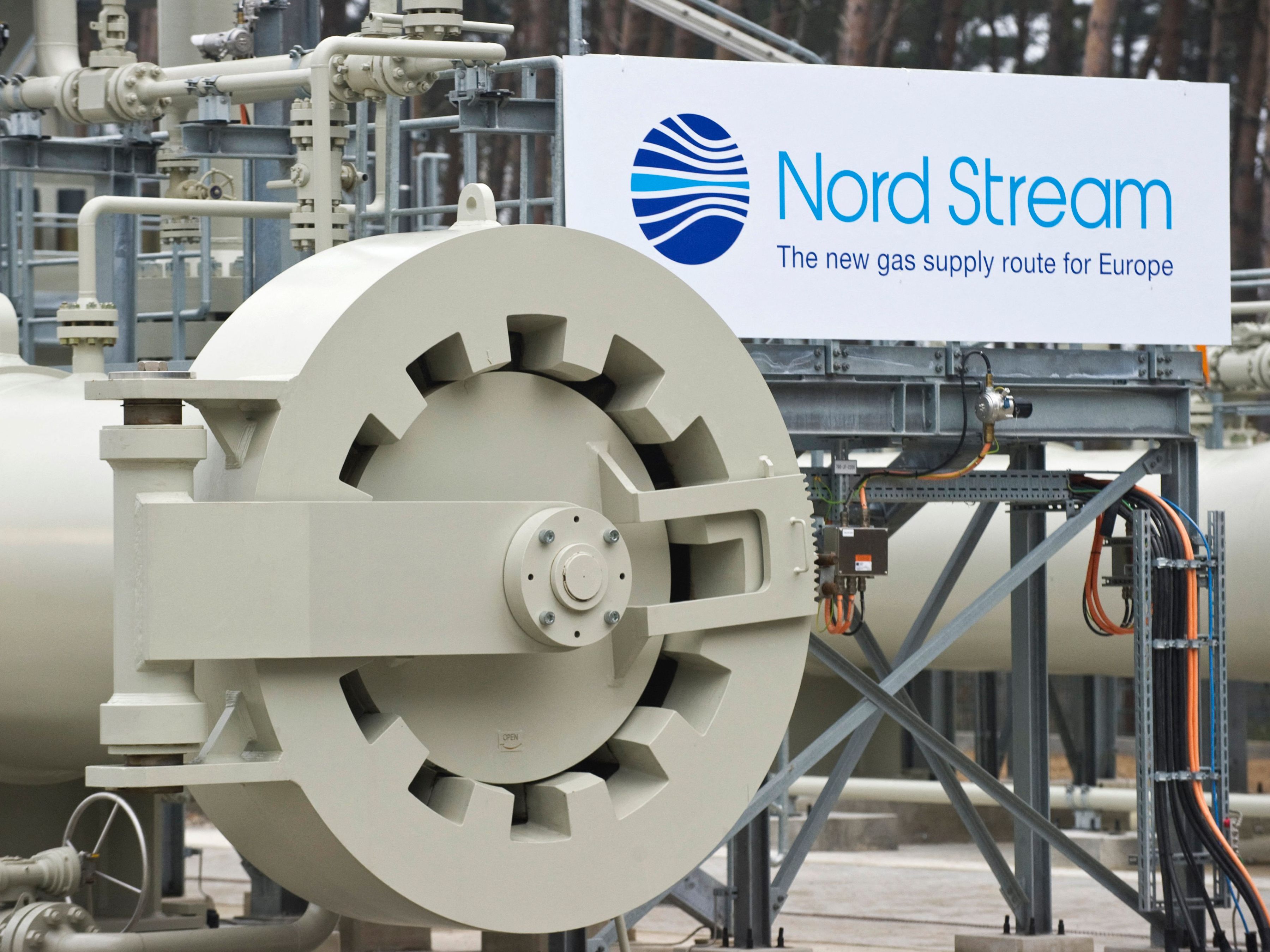 Laut dem staatlichen russichen Unternehmen Gazprom mussten die Gaslieferungen nach Europa wegen eines Konstruktionsfehlers an der Turbine der Siemens Energy eingestellt werden.