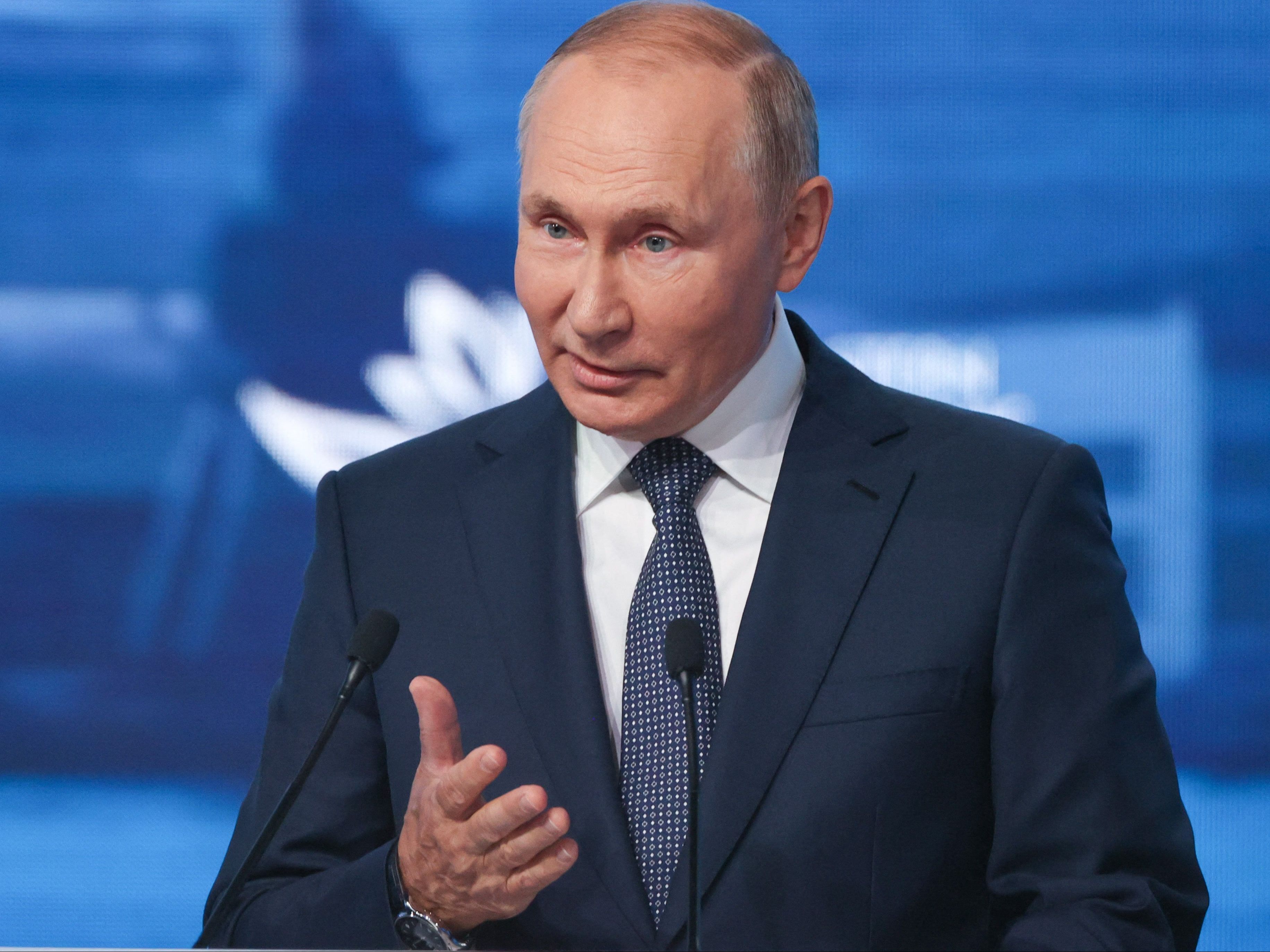 Wladimir Putin sieht die westlichen Sanktionen als Bedrohung für die ganze Welt. Wladimir Putin sieht die westlichen Sanktionen als Bedrohung für die ganze Welt.