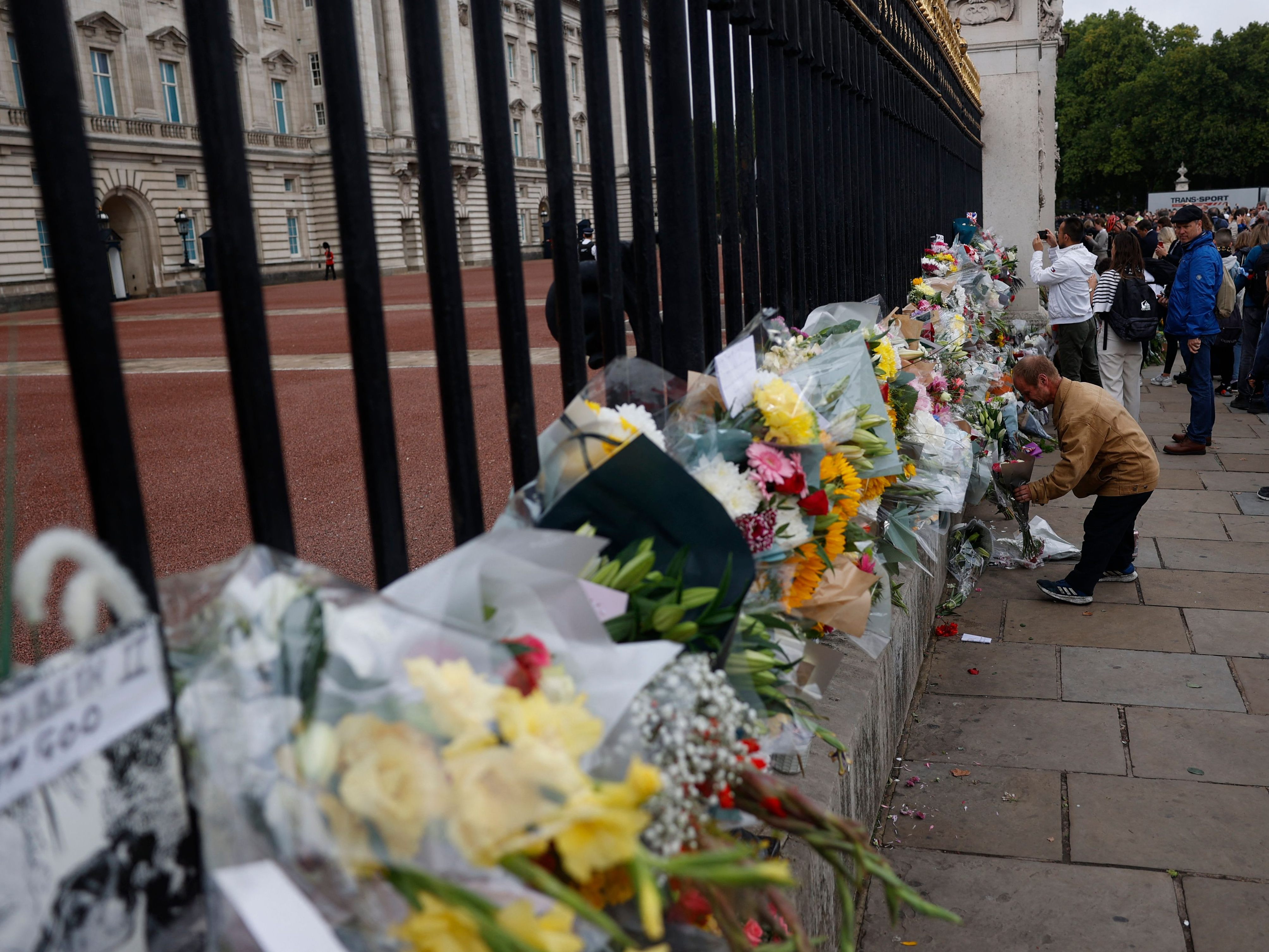 Wie viele Menschen in London machte sich auch die Österreicherin Kerstin, nach dem Tod von Queen Elizabeth II., auf den Weg zum Buckingham Palace.