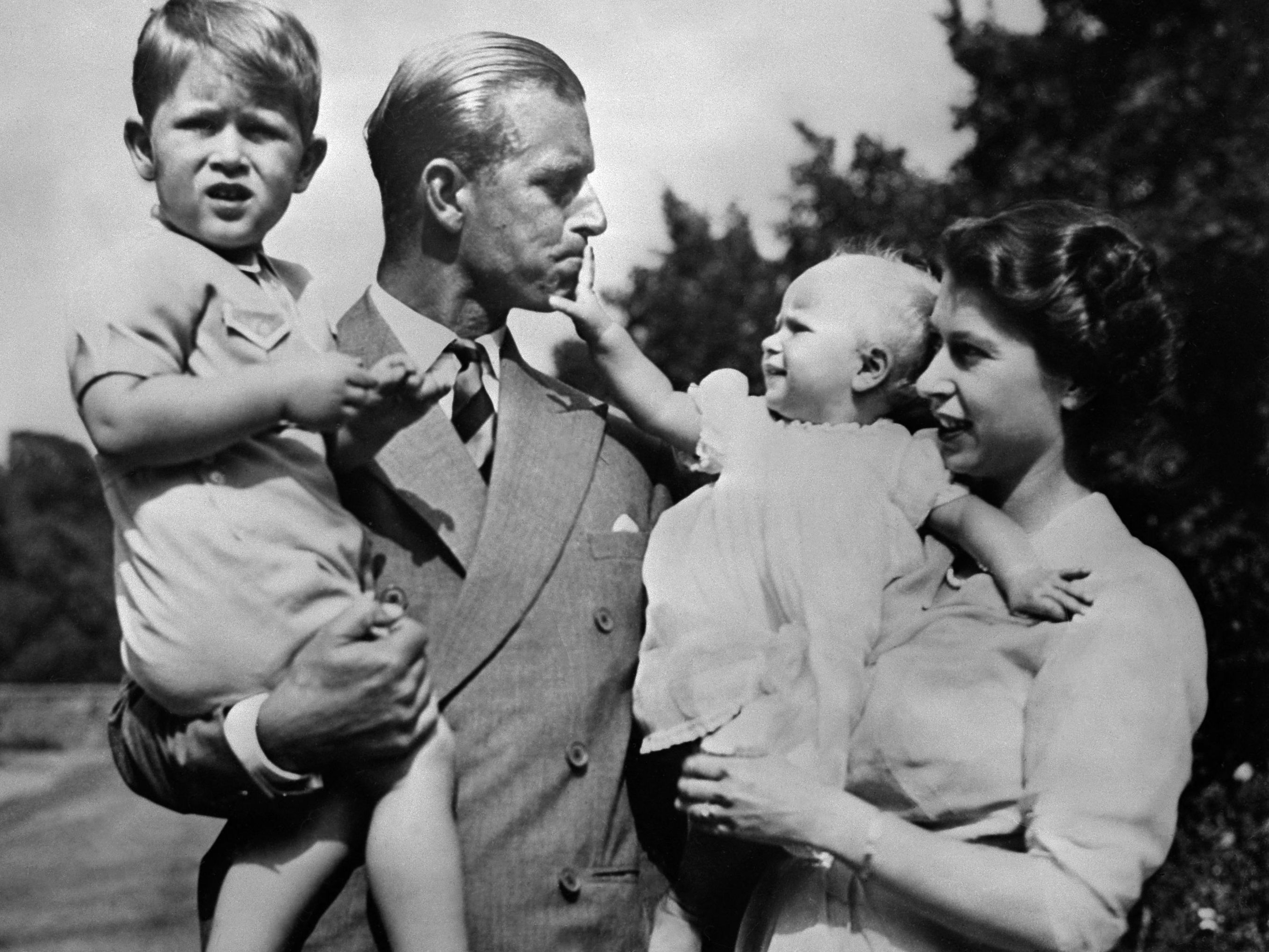 Die Königin mit Prinz Philip und den Kindern Charles und Anne.