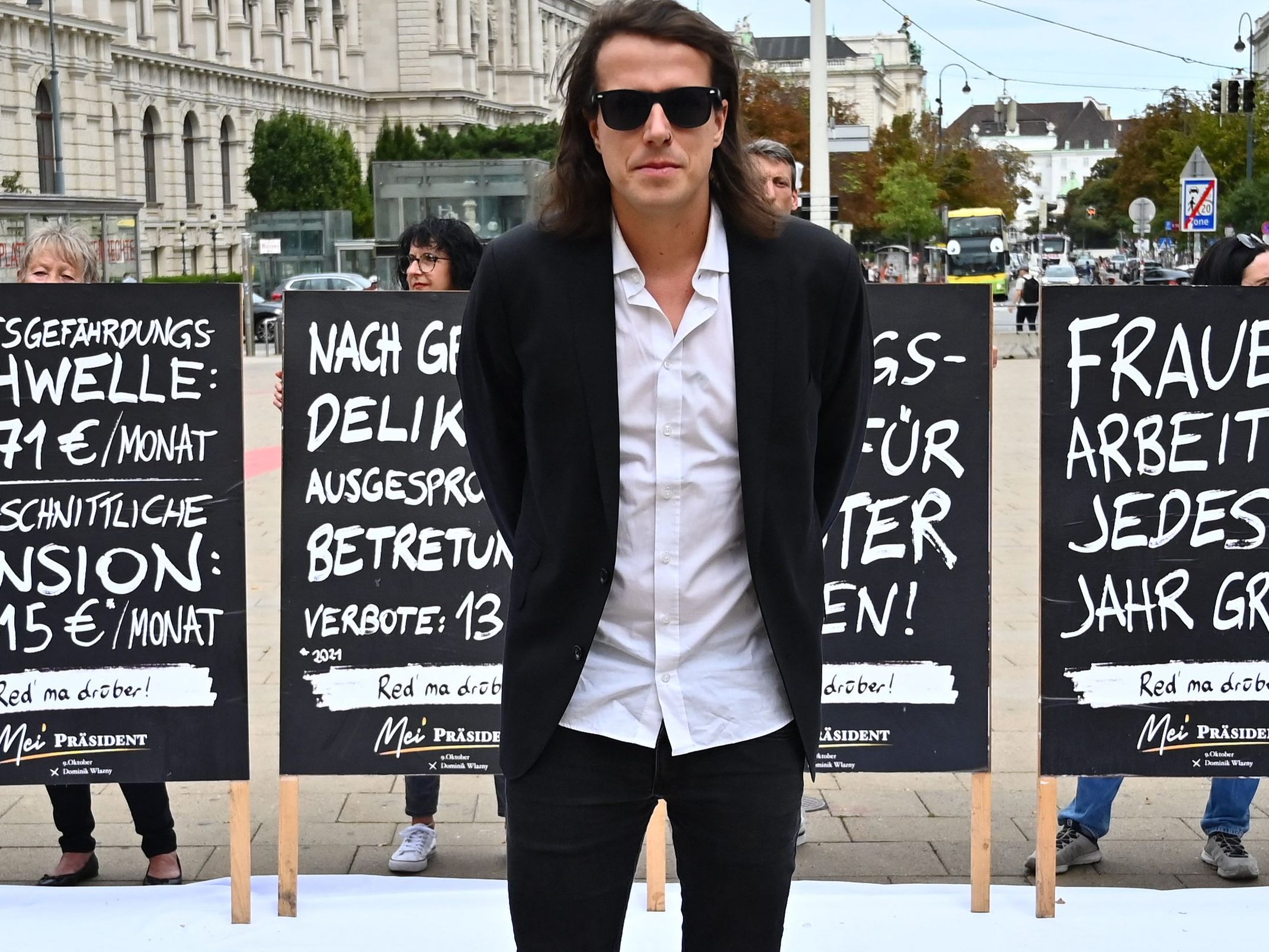 Dominik Wlazny präsentiert seine zweite Plakatkampagne. Dominik Wlazny präsentiert seine zweite Plakatkampagne.
