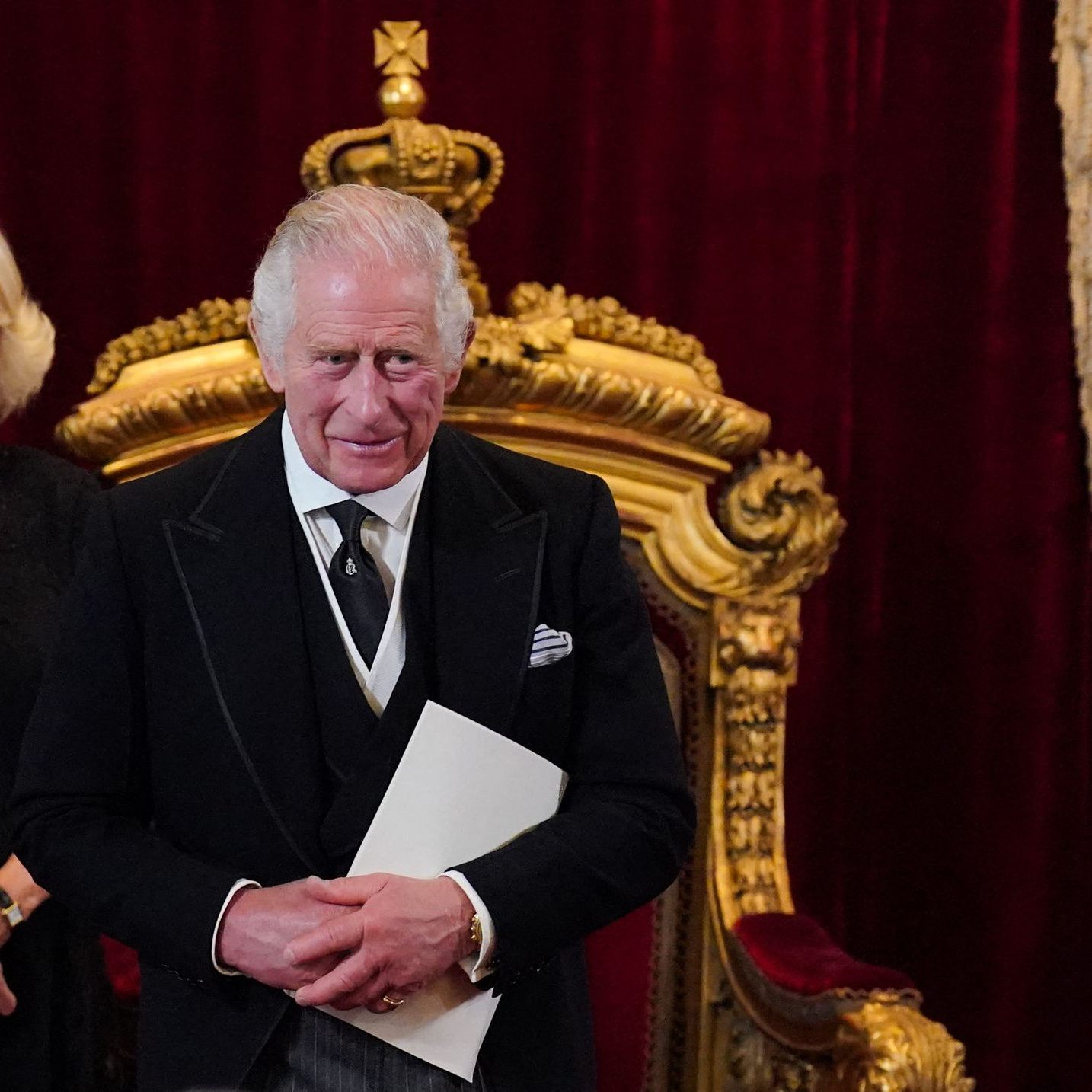 Charles III., hier mit Ehefrau Camilla, wurde zum König ausgerufen.