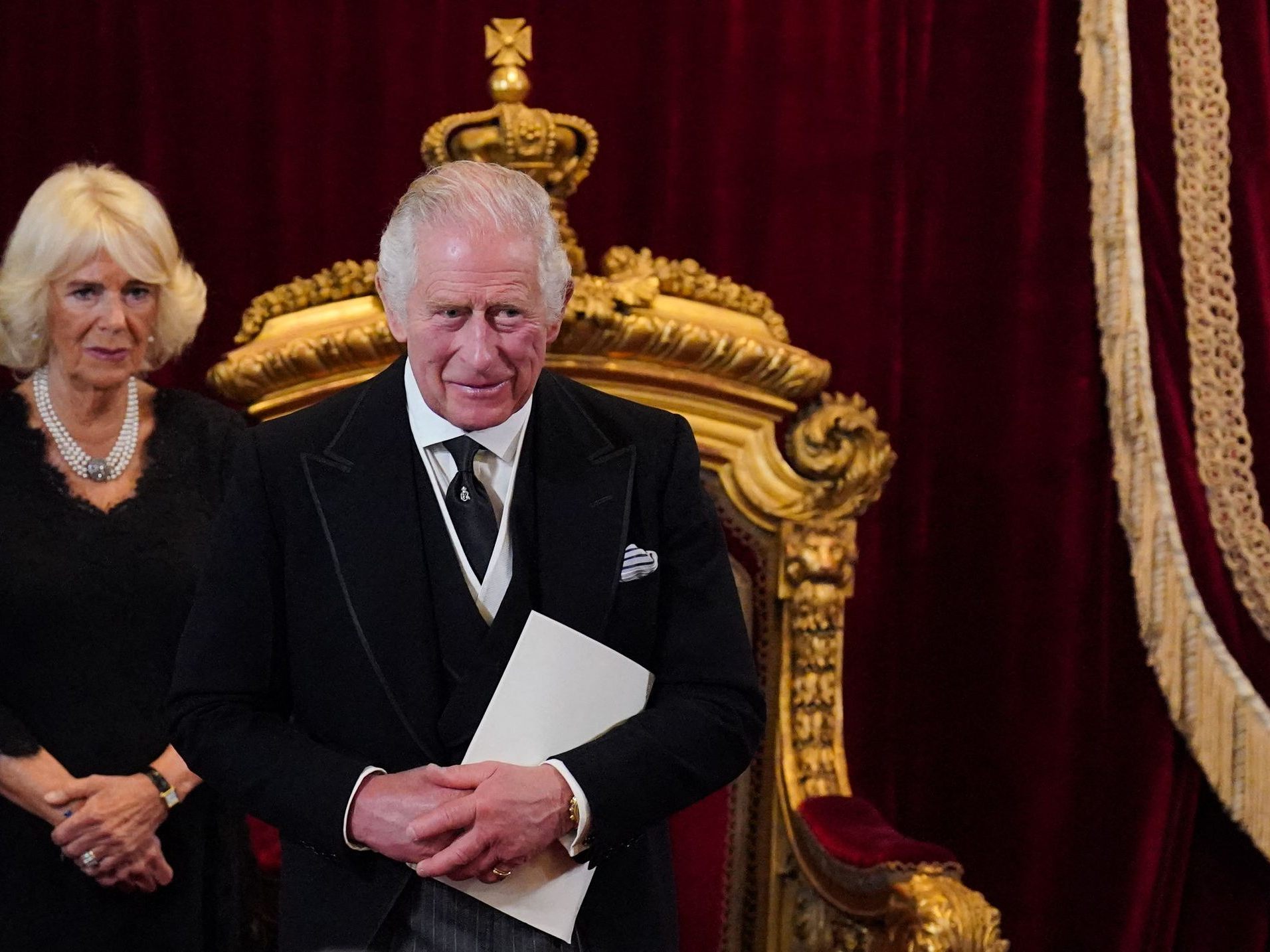 Charles III., hier mit Ehefrau Camilla, wurde zum König ausgerufen.