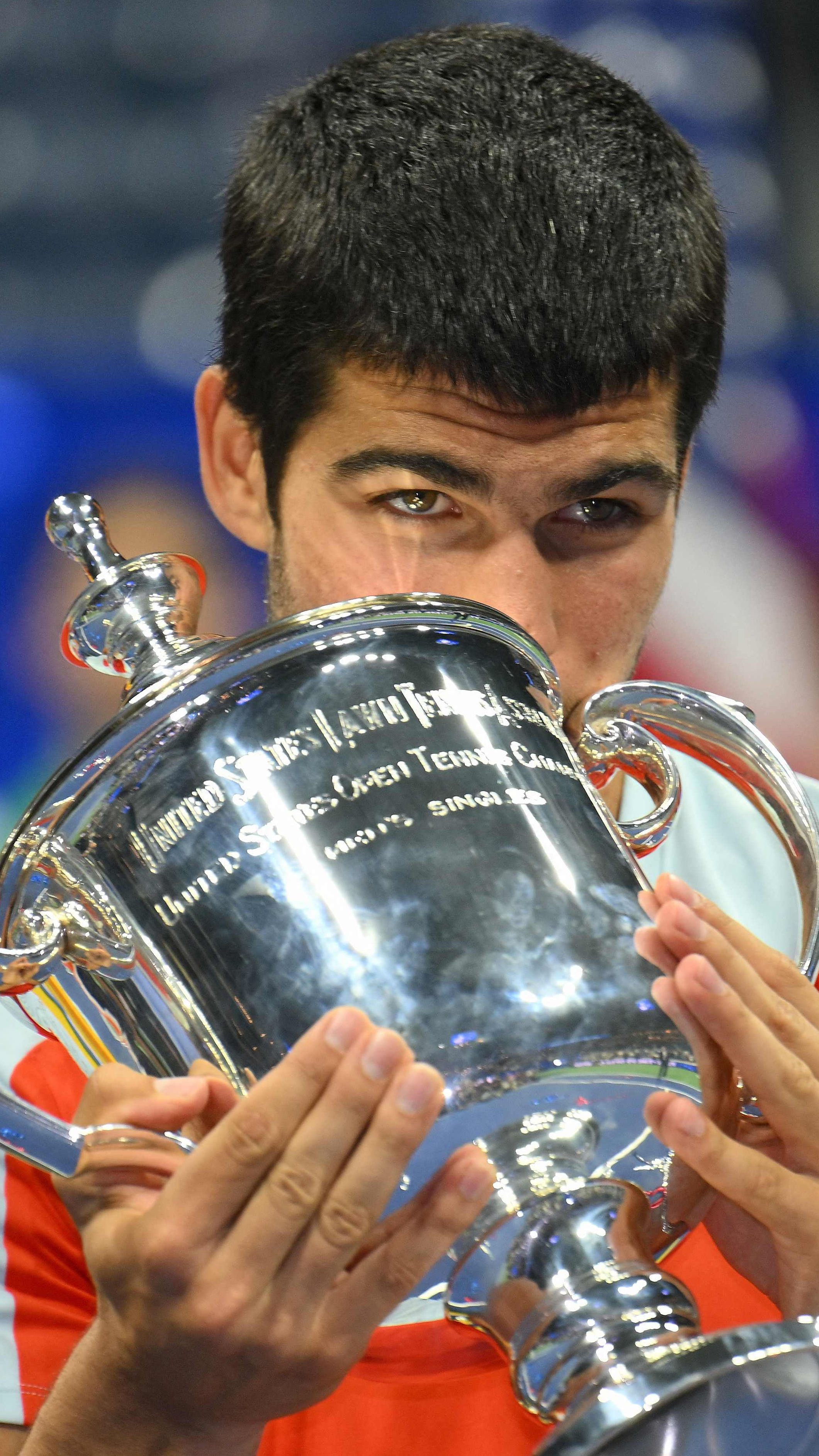 Der Spanier Carlos Alcaraz hat seinen ersten Grand-Slam-Titel gewonnen und sich zum jüngsten Weltranglistenersten der Tennis-Geschichte gekürt.