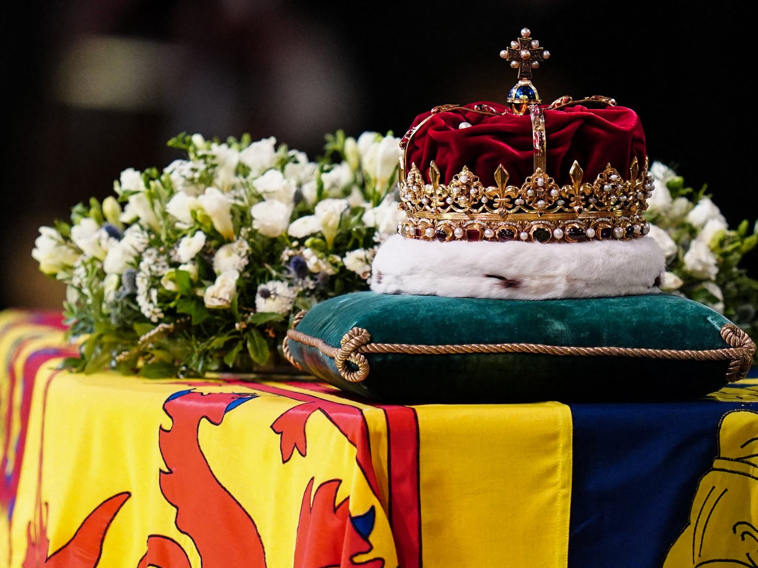 Der Sarg der Queen wird am Dienstagabend nach London überführt. Der Sarg der Queen wird am Dienstagabend nach London überführt.