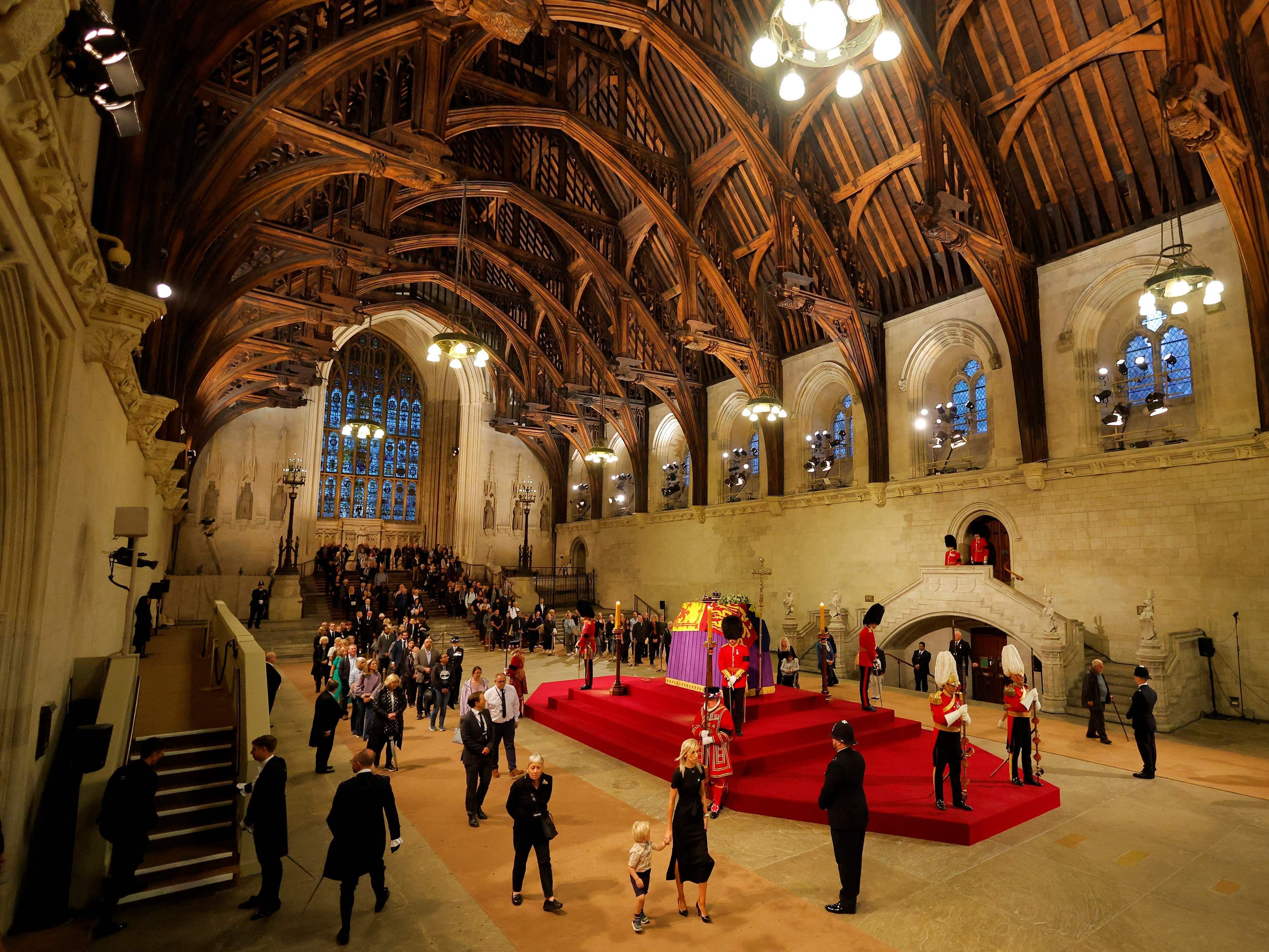 Die Warteschlange auf dem Weg zur Westminister Hall ist noch länger geworden. Die Warteschlange auf dem Weg zur Westminister Hall ist noch länger geworden.