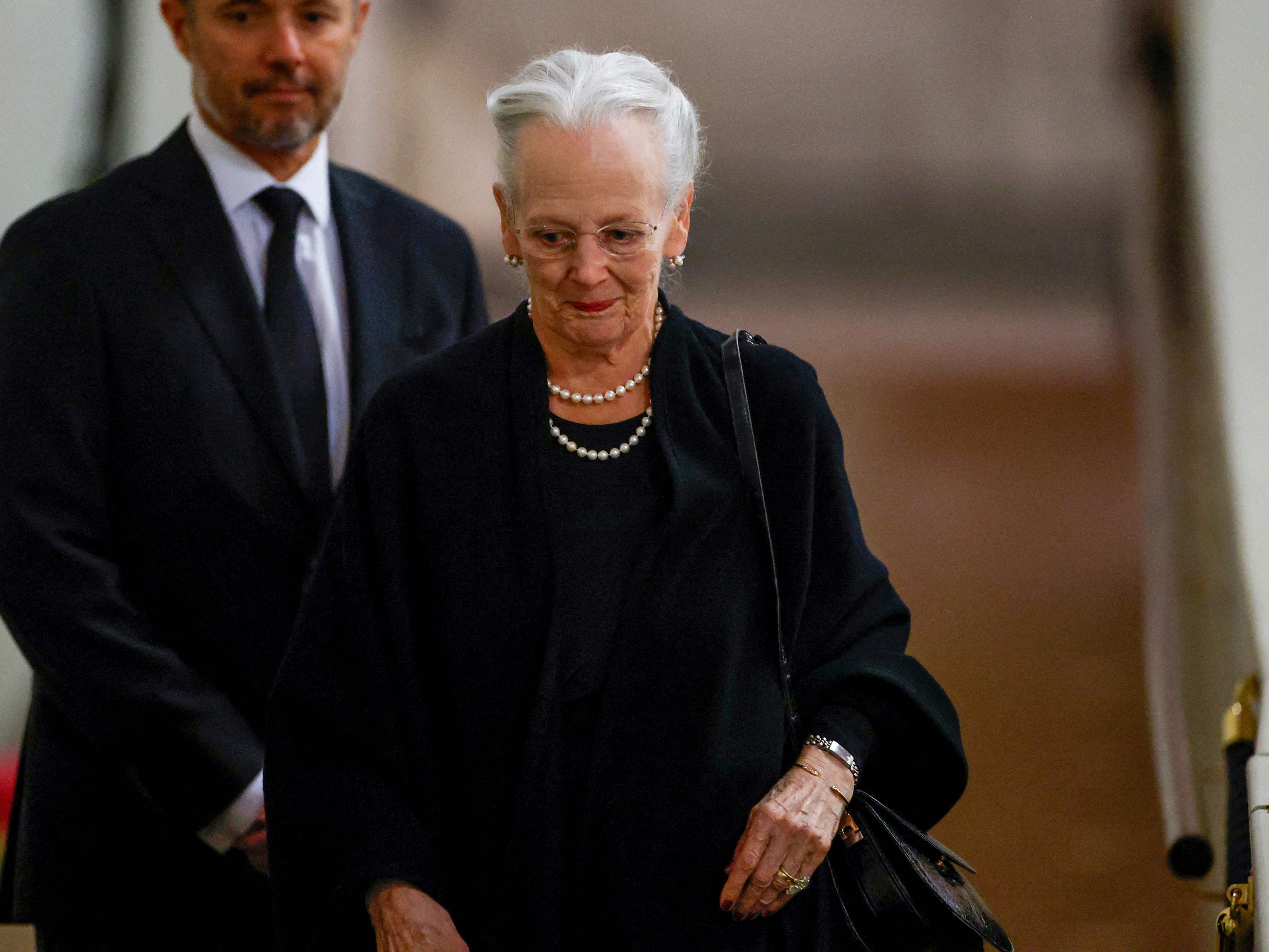 Dänische Königin nach Queen-Trauerfeier positiv auf Corona getestet.