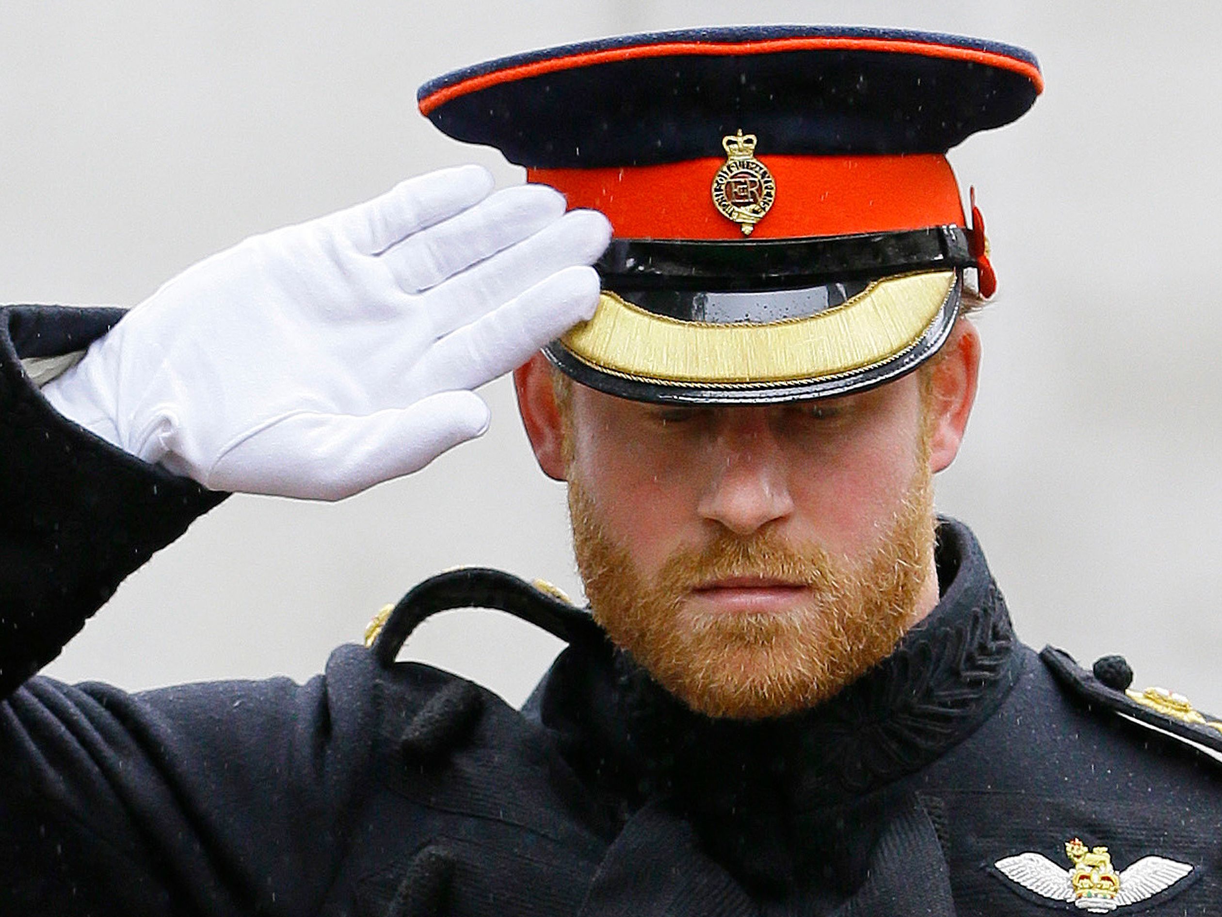 Prinz Harry und Prinz Andrew dürfen nun doch Uniformen anlegen. Prinz Harry und Prinz Andrew dürfen nun doch Uniformen anlegen.