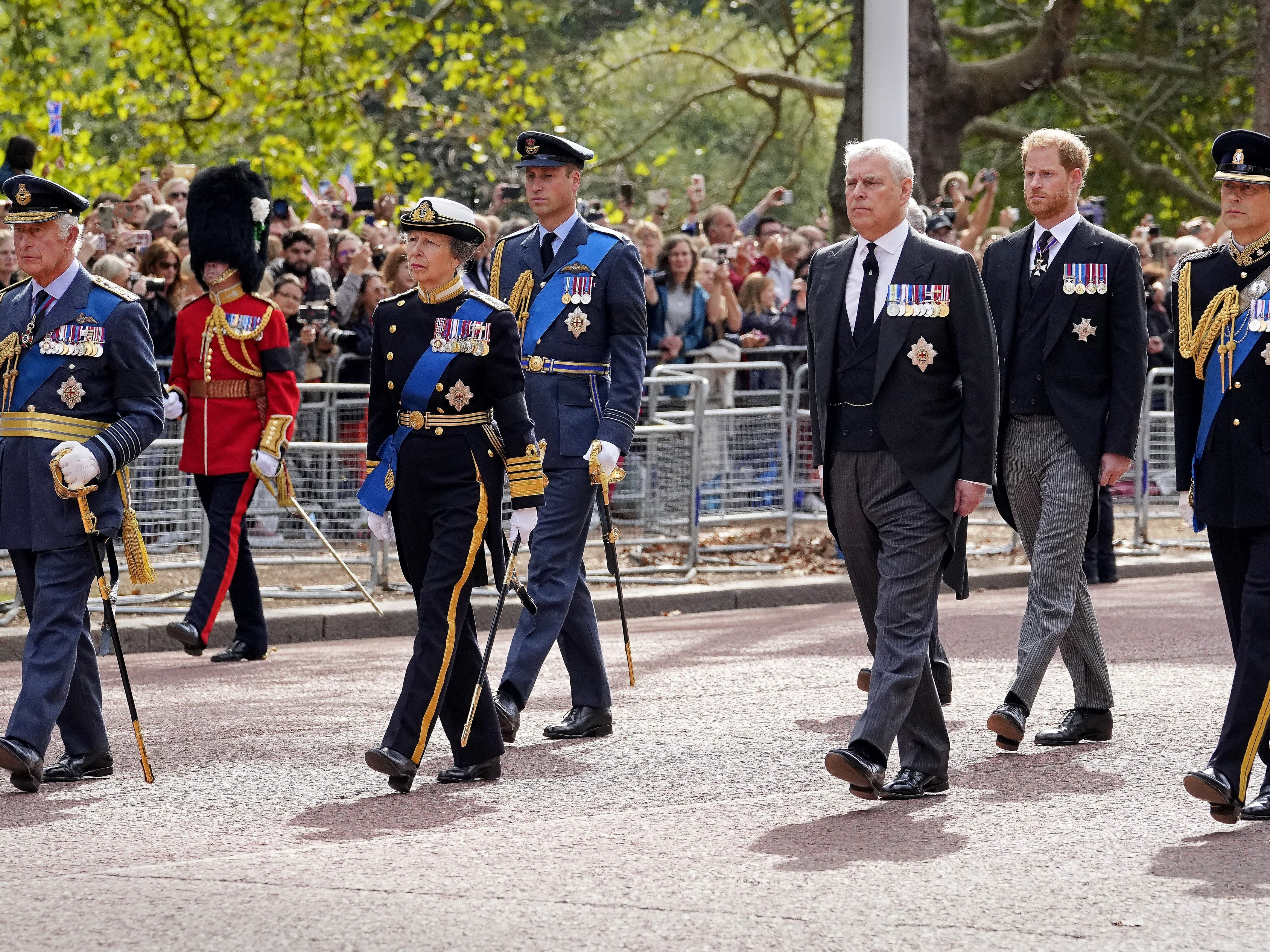 König Charles III und seine Geschwister halten eine weitere Totenwache für die verstorbene Queen am Freitag. König Charles III und seine Geschwister halten eine weitere Totenwache für die verstorbene Queen am Freitag.