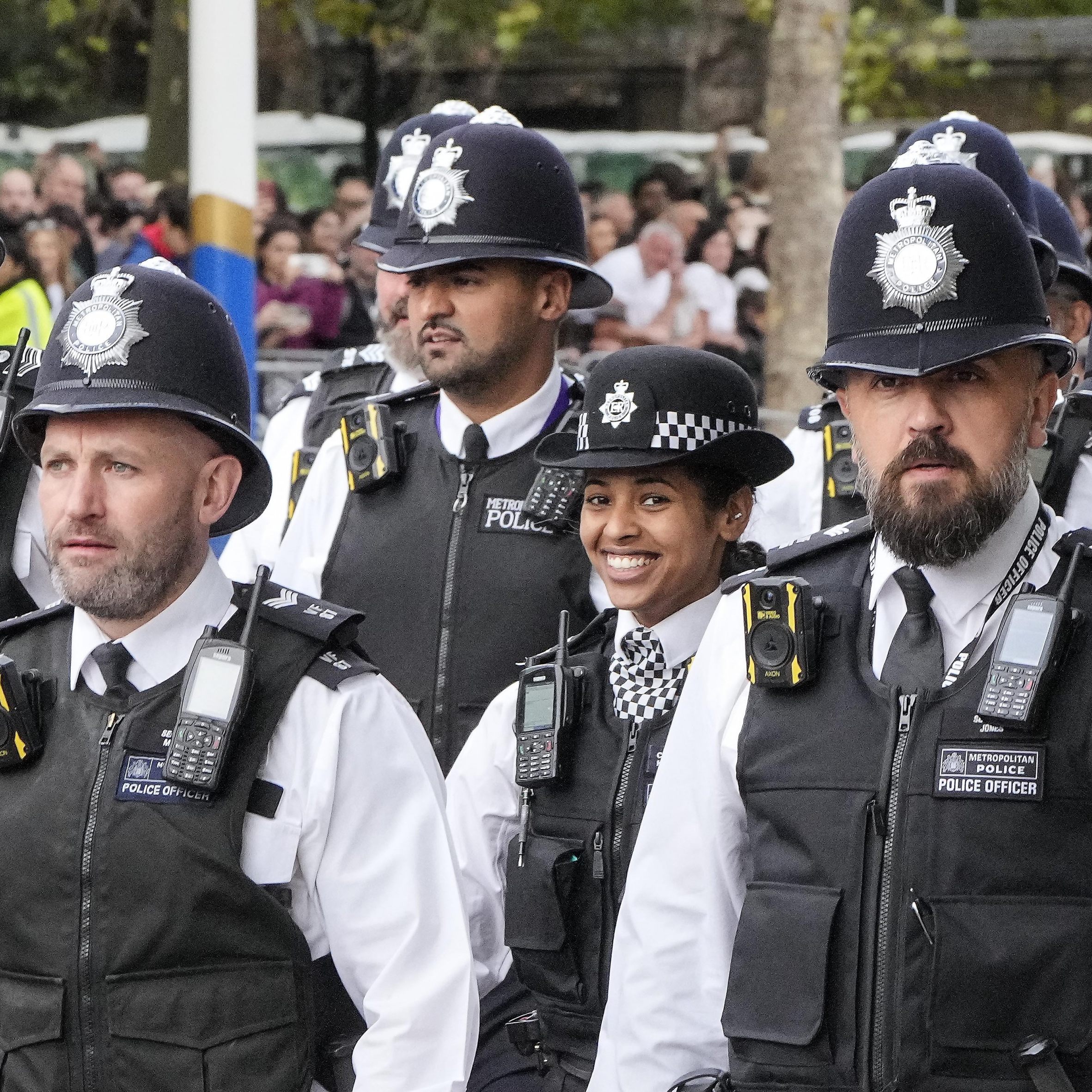 Britische Polizisten vor dem Buckingham-Palast.